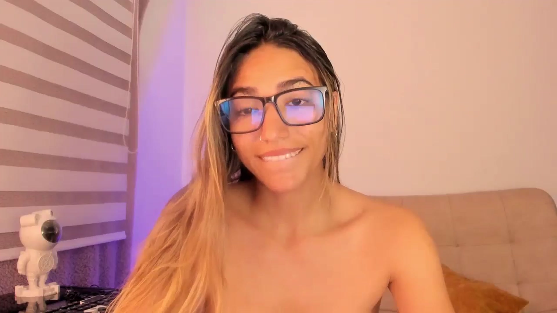 Gallery image thumbnail from Missbaby8's myfreecams stream on, 11/20/2024, 13:19 image 2 of 20