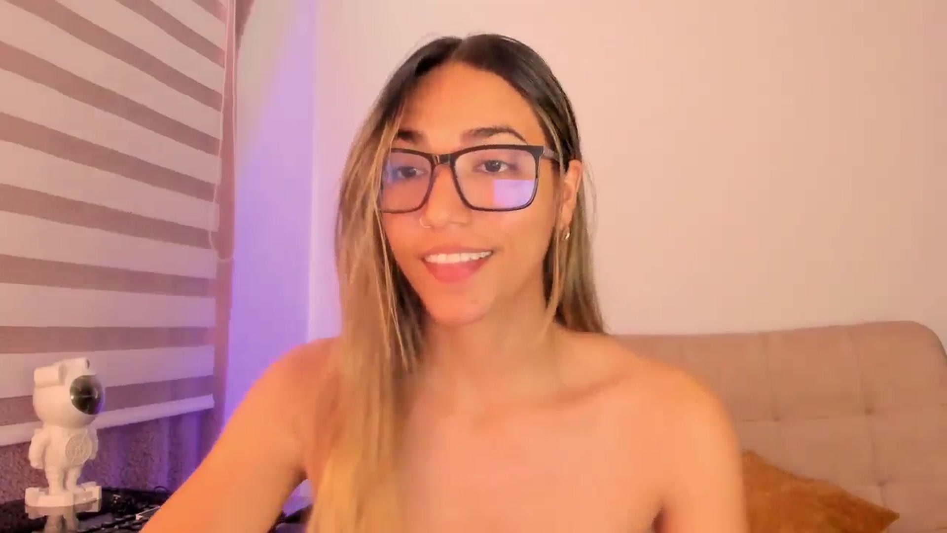 Gallery image thumbnail from Missbaby8's myfreecams stream on, 11/20/2024, 13:19 image 10 of 20