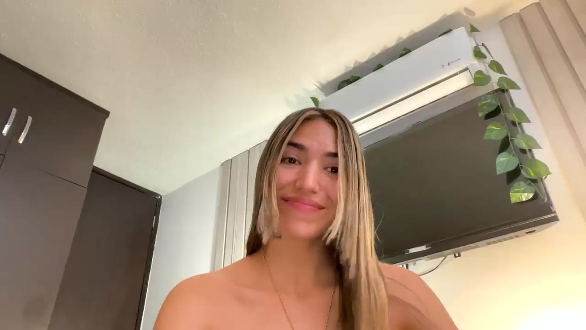 Gallery image thumbnail from Missbaby8's myfreecams stream on, 03/28/2025, 14:00 image 14 of 20