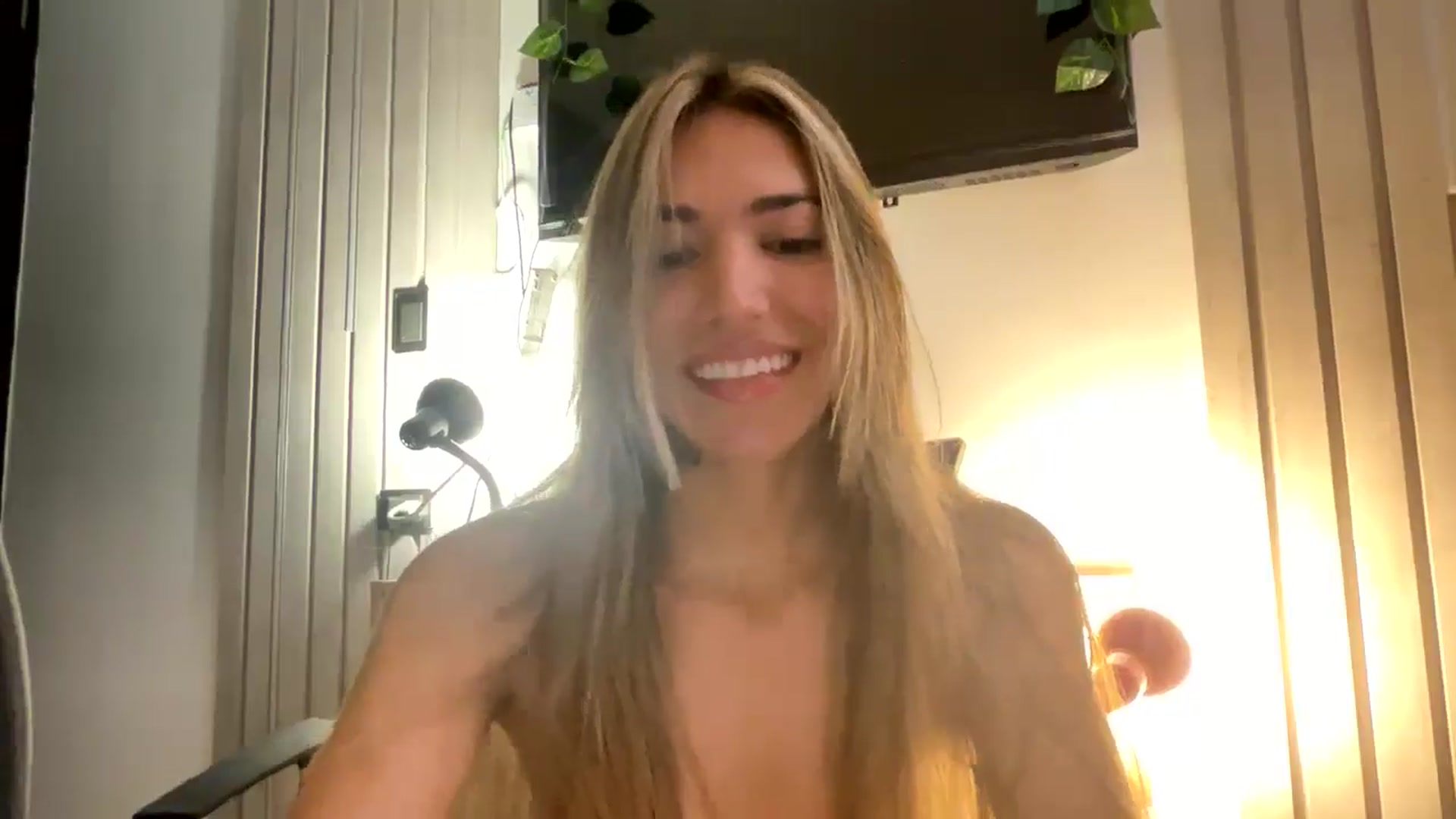 Gallery image thumbnail from Missbaby8's myfreecams stream on, 04/11/2025, 13:41 image 11 of 20