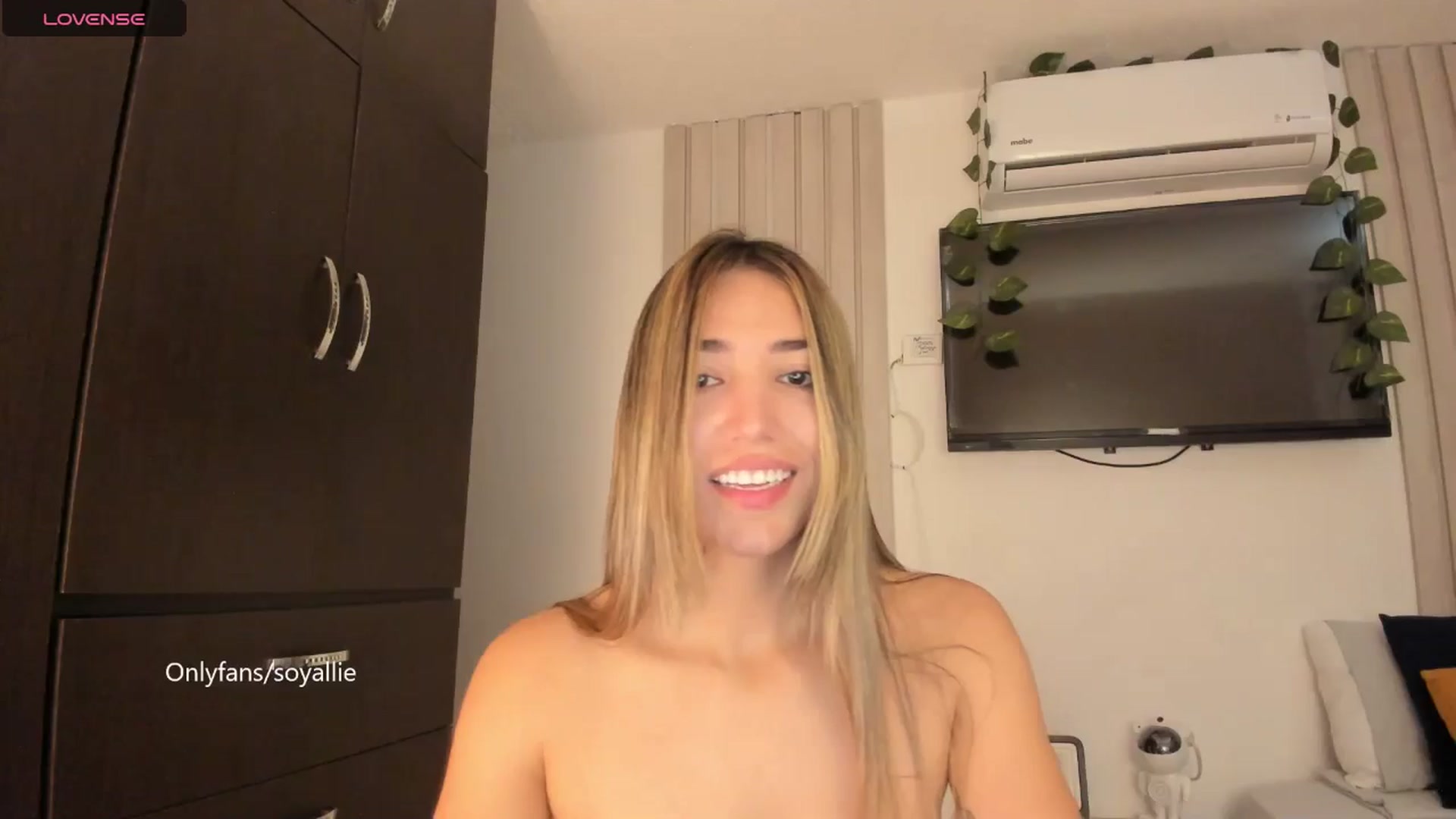 Gallery image thumbnail from Missbaby8's myfreecams stream on, 05/28/2025, 12:21 image 11 of 20