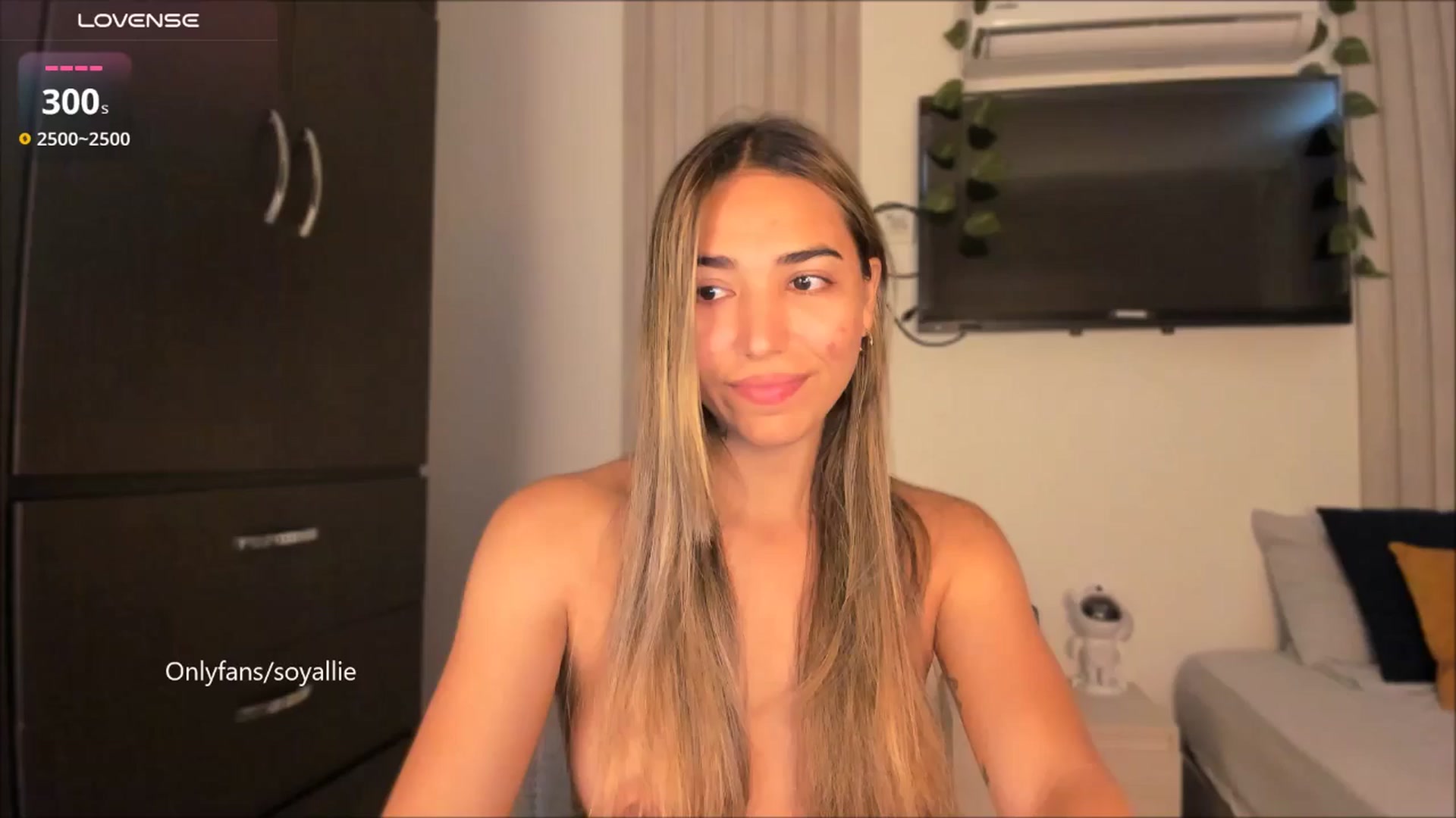 Gallery image thumbnail from Missbaby8's myfreecams stream on, 06/19/2025, 12:38 image 12 of 20