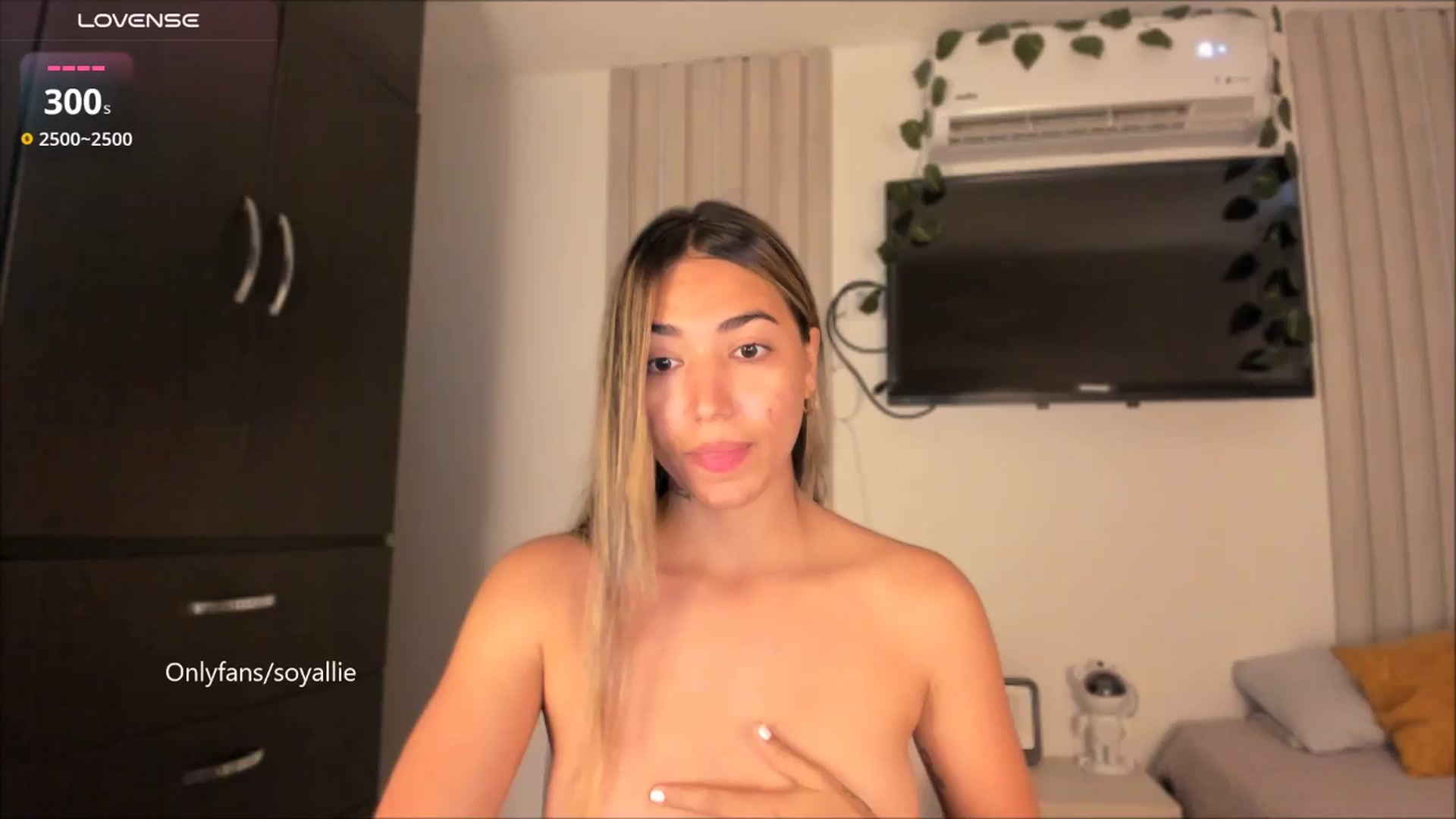 Gallery image thumbnail from Missbaby8's myfreecams stream on, 07/04/2025, 12:24 image 10 of 20