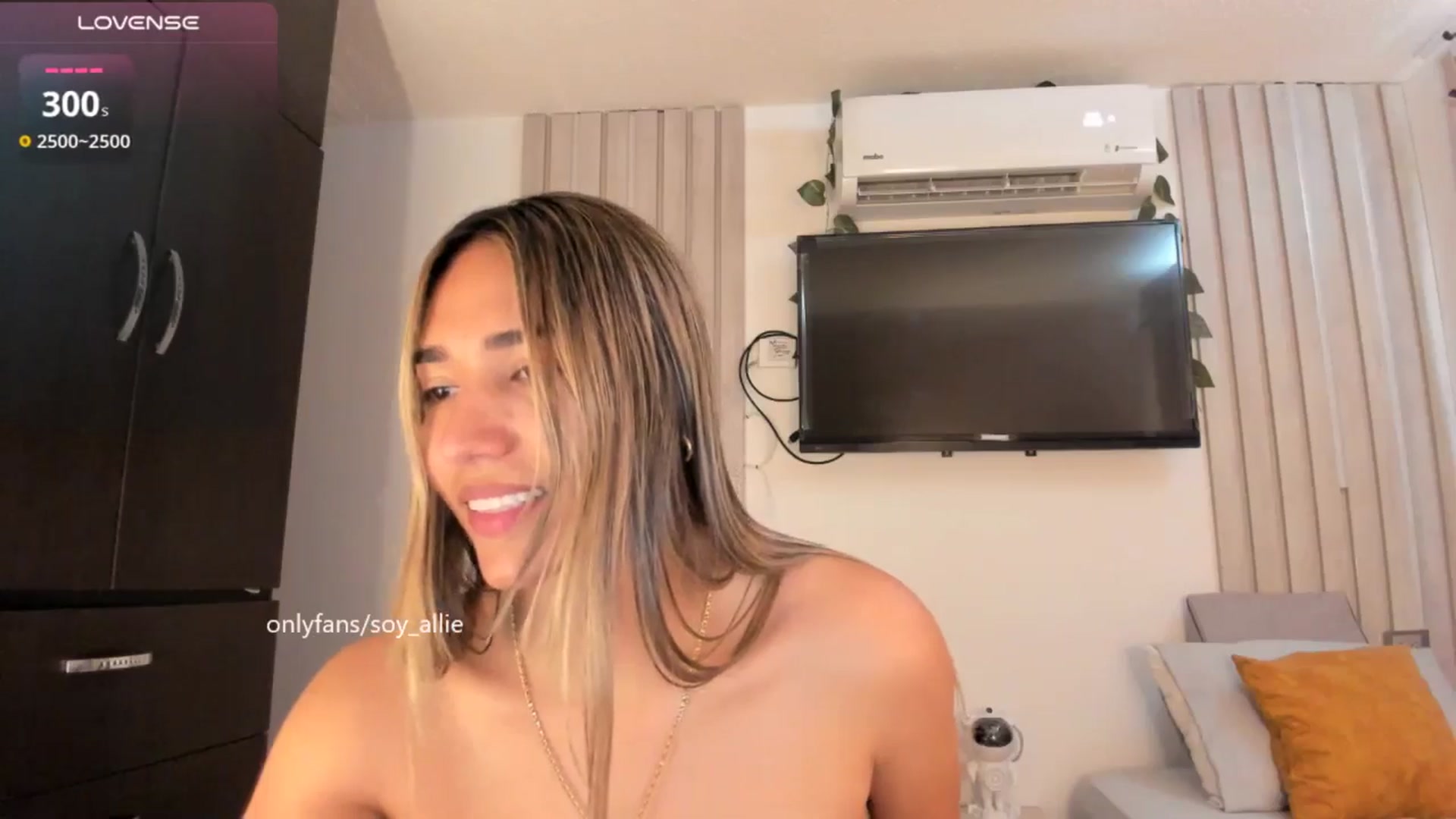 Gallery image thumbnail from Missbaby8's myfreecams stream on, 10/22/2025, 12:51 image 15 of 20
