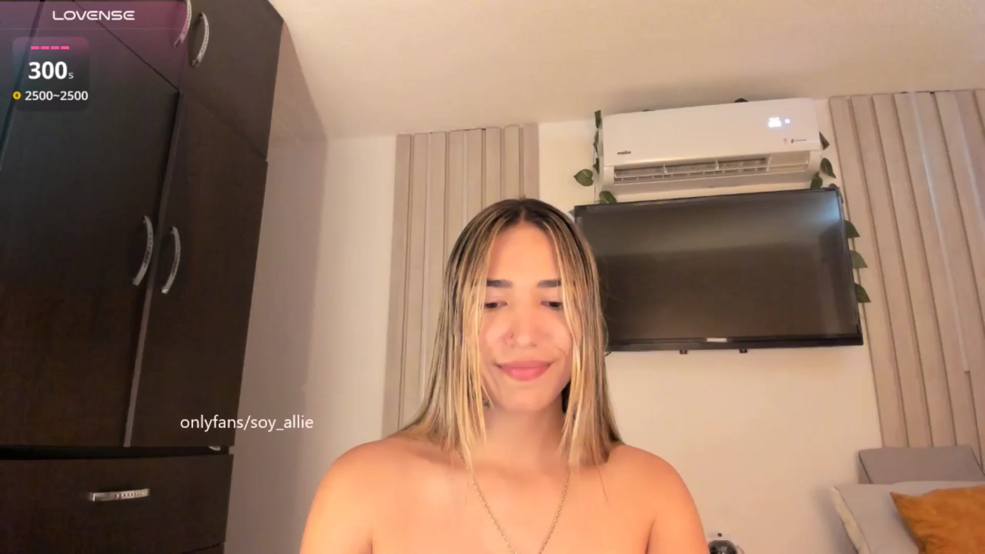 Gallery image thumbnail from Missbaby8's myfreecams stream on, 10/23/2025, 14:03 image 1 of 20