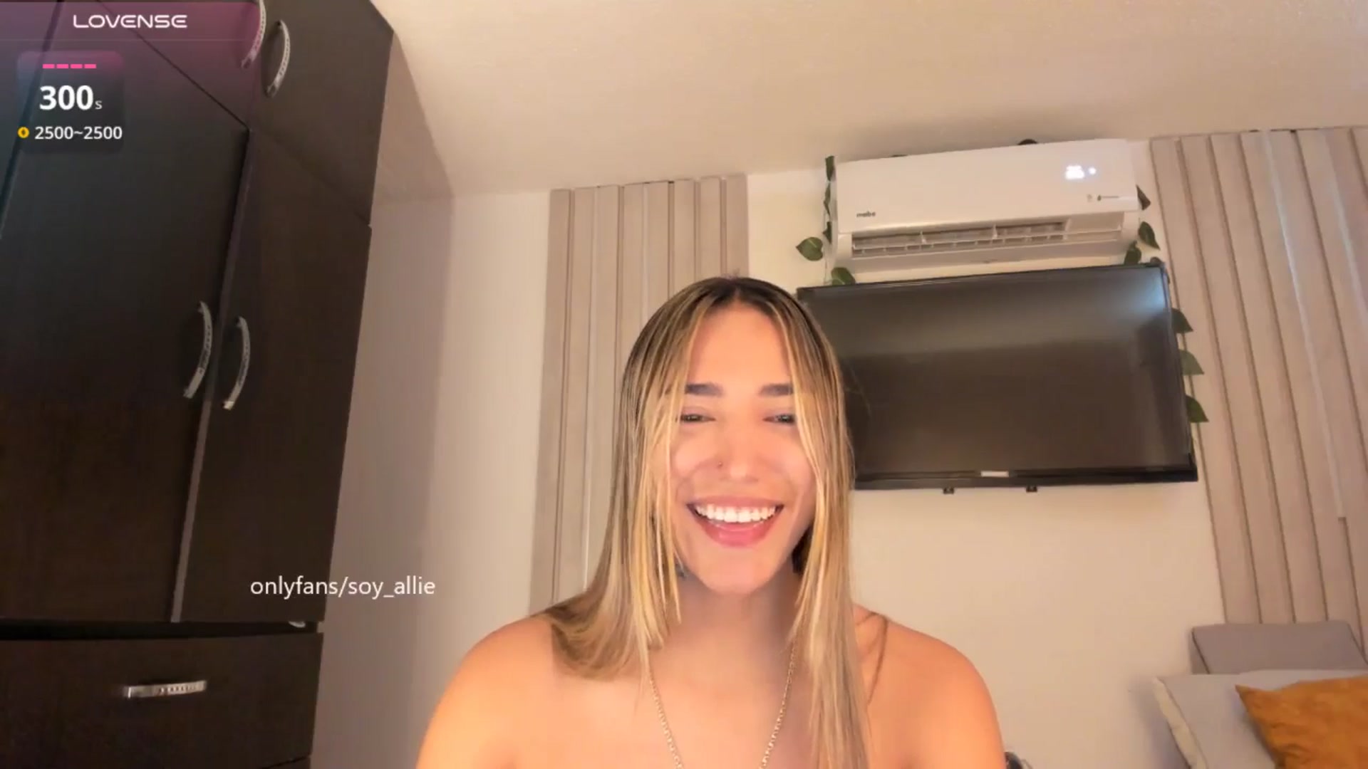 Gallery image thumbnail from Missbaby8's myfreecams stream on, 10/23/2025, 14:03 image 2 of 20