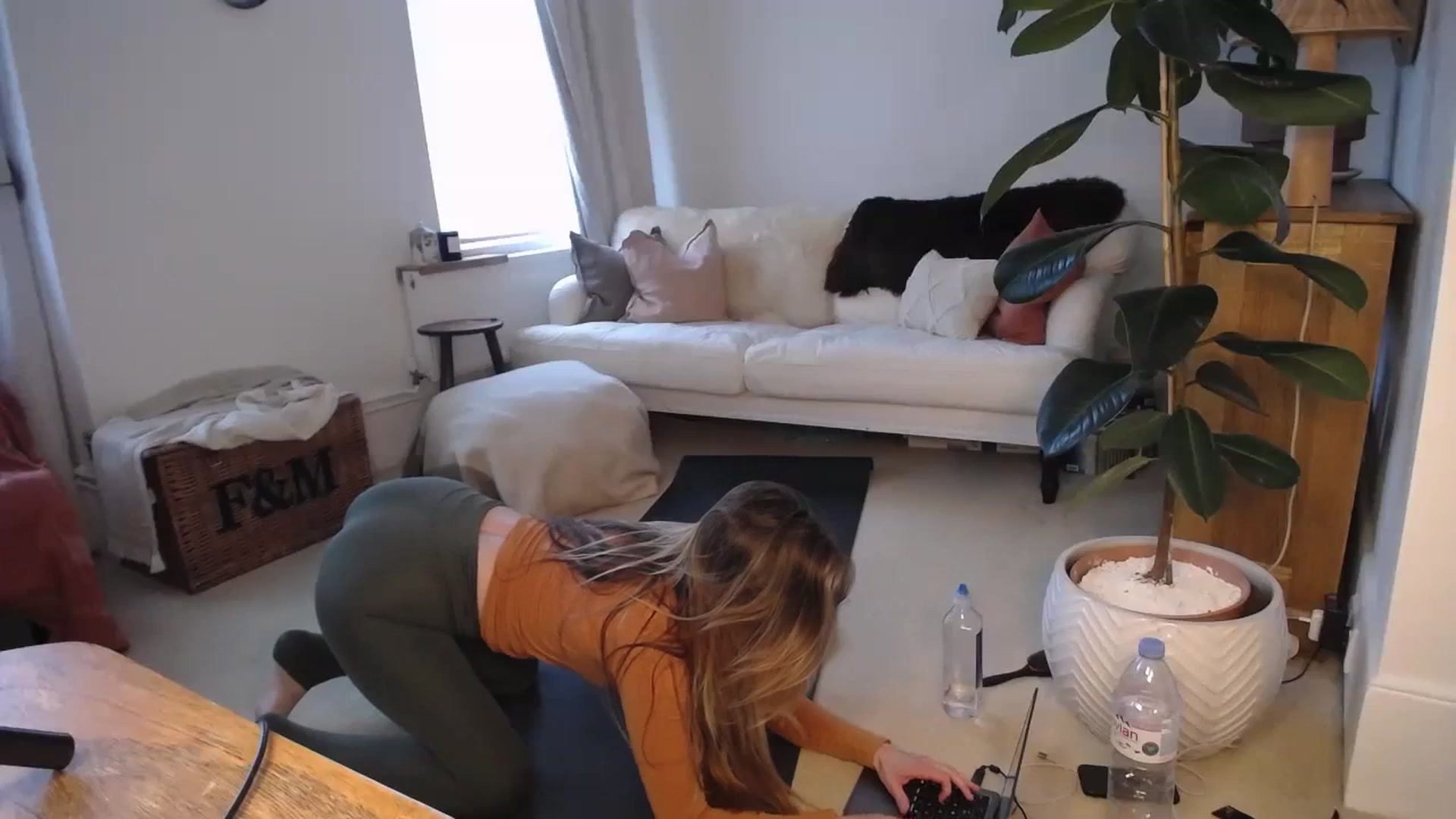 Gallery image thumbnail from Misschloe2's myfreecams stream on, 09/23/2023, 17:06 image 20 of 20