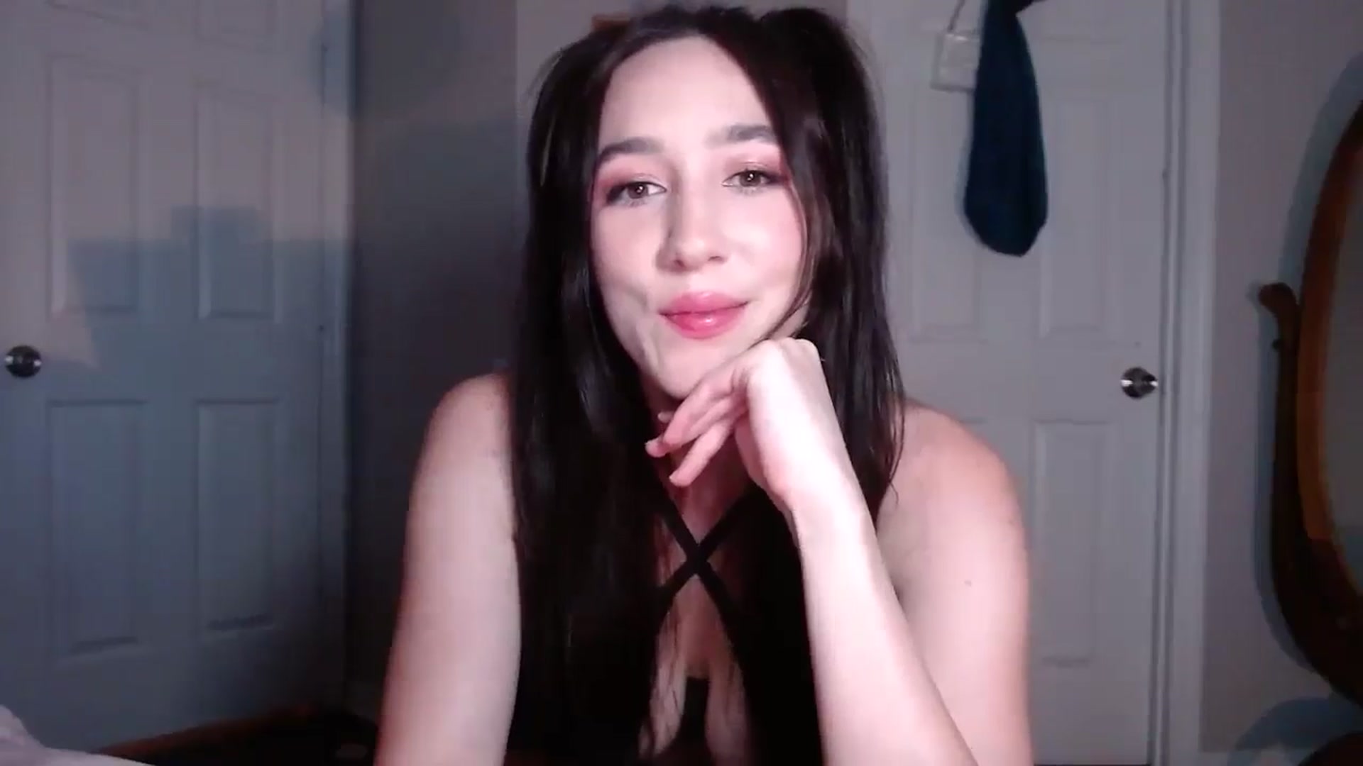Gallery image thumbnail from Misshoney222's myfreecams stream on, 10/01/2025, 23:17 image 14 of 20
