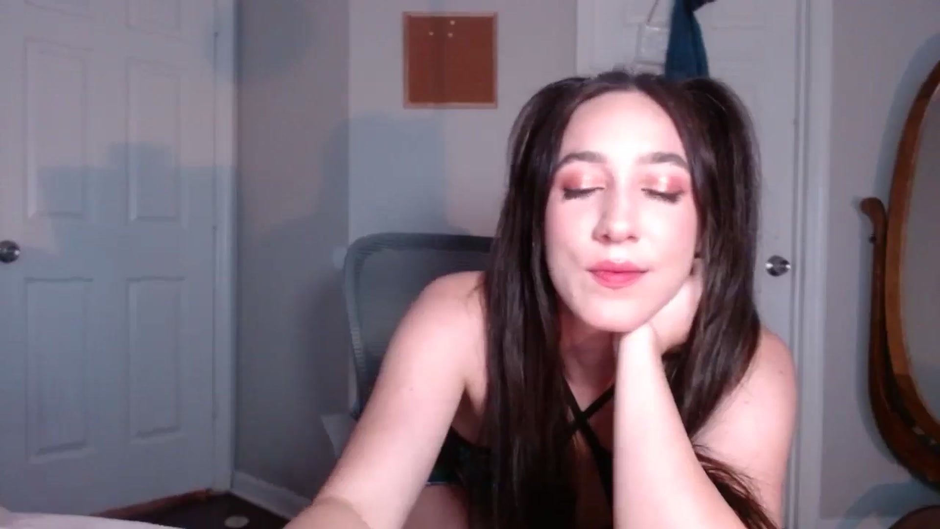 Gallery image thumbnail from Misshoney222's myfreecams stream on, 10/01/2025, 23:17 image 3 of 20