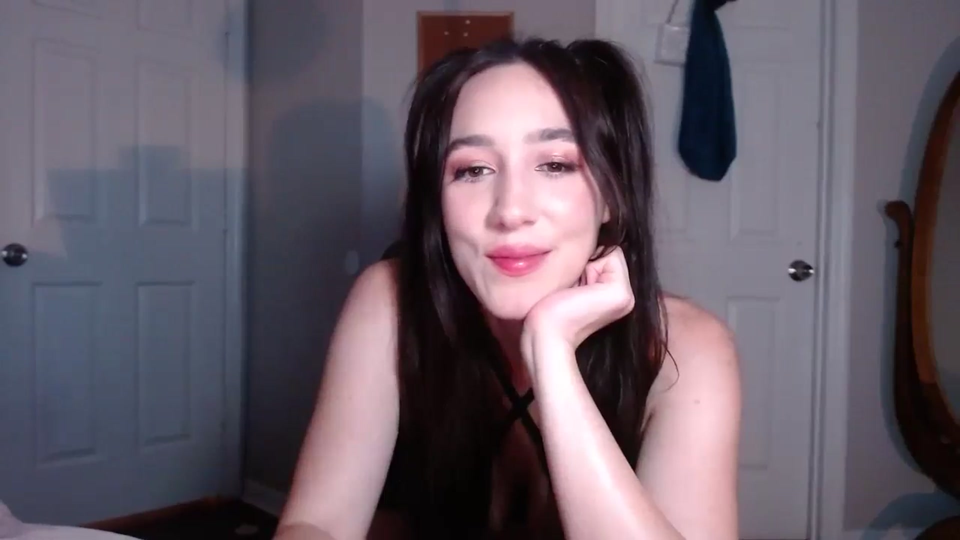 Gallery image thumbnail from Misshoney222's myfreecams stream on, 10/01/2025, 23:17 image 11 of 20