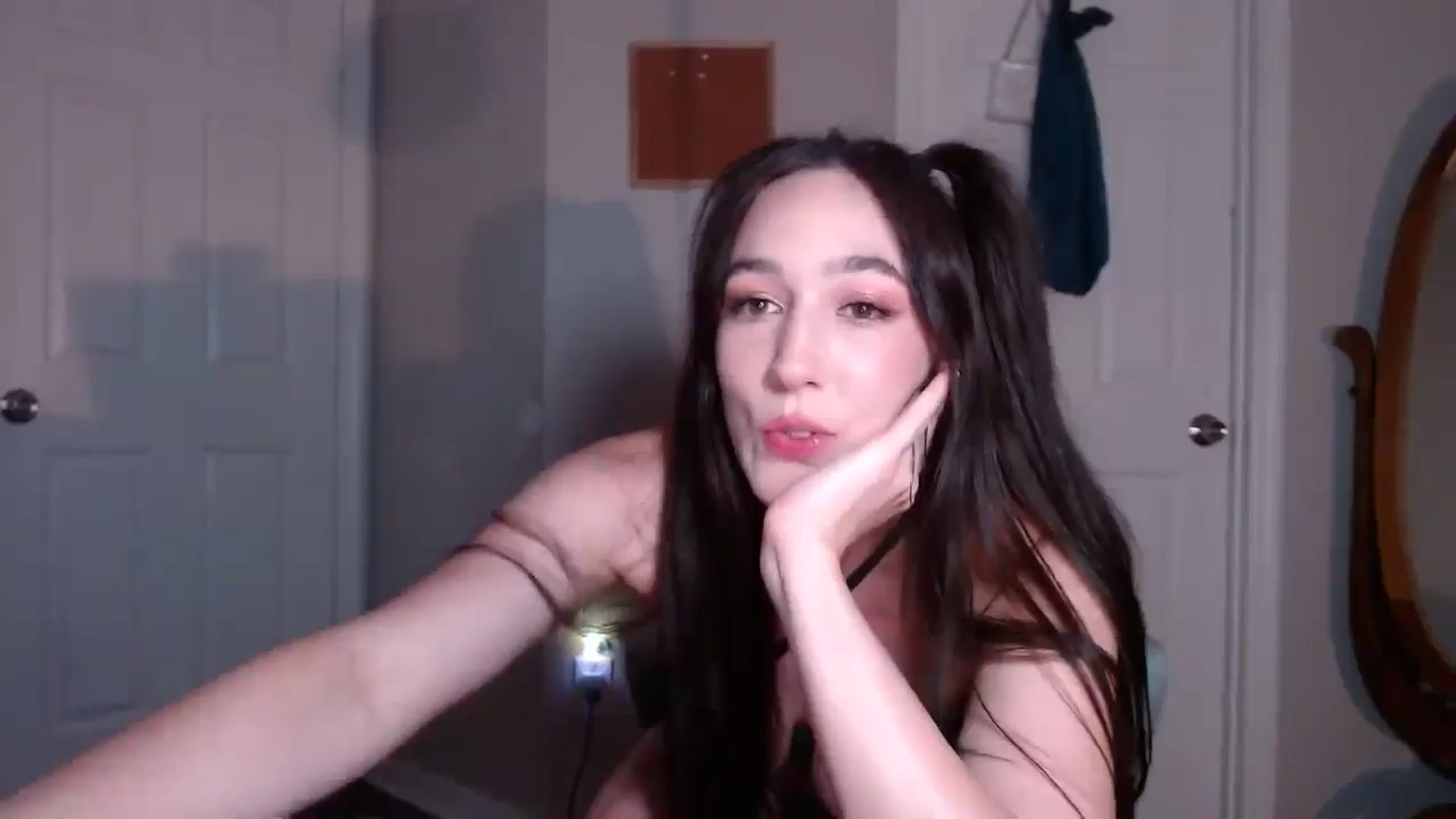 Gallery image thumbnail from Misshoney222's myfreecams stream on, 10/01/2025, 23:17 image 20 of 20