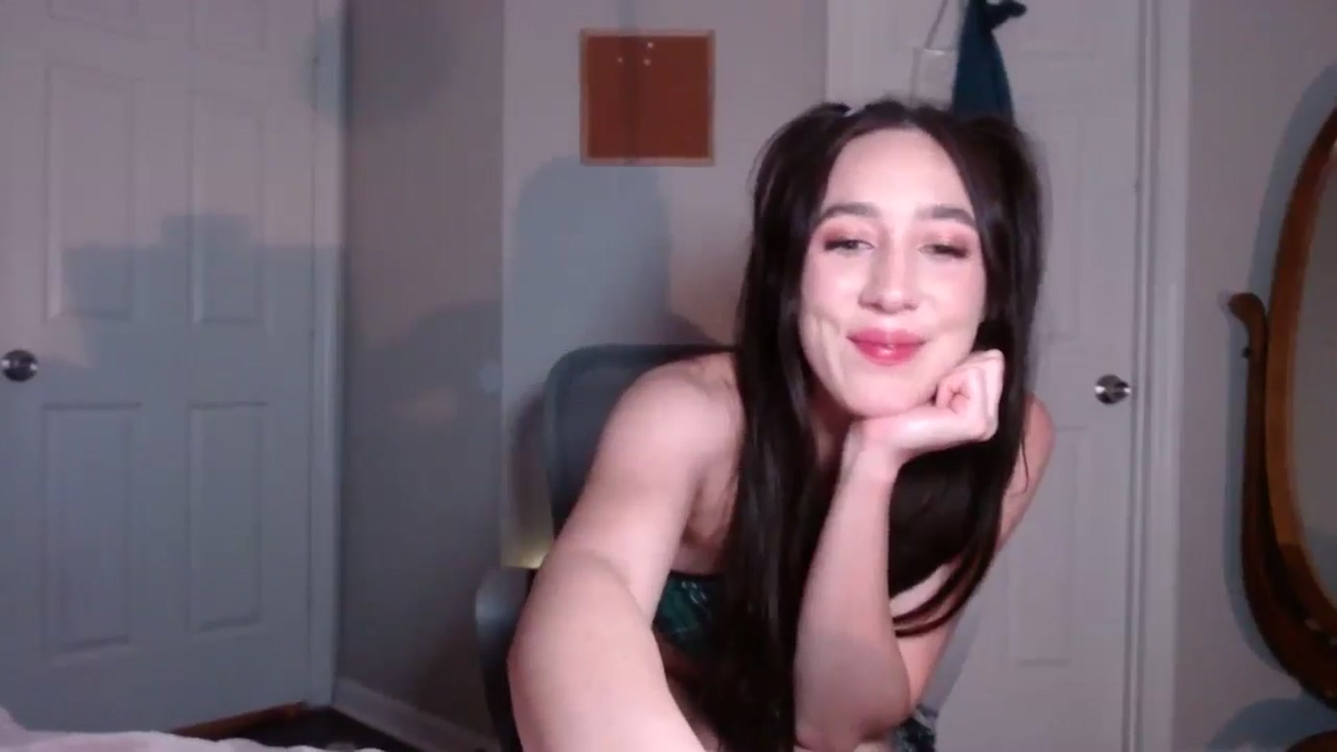 Gallery image thumbnail from Misshoney222's myfreecams stream on, 10/01/2025, 23:17 image 16 of 20