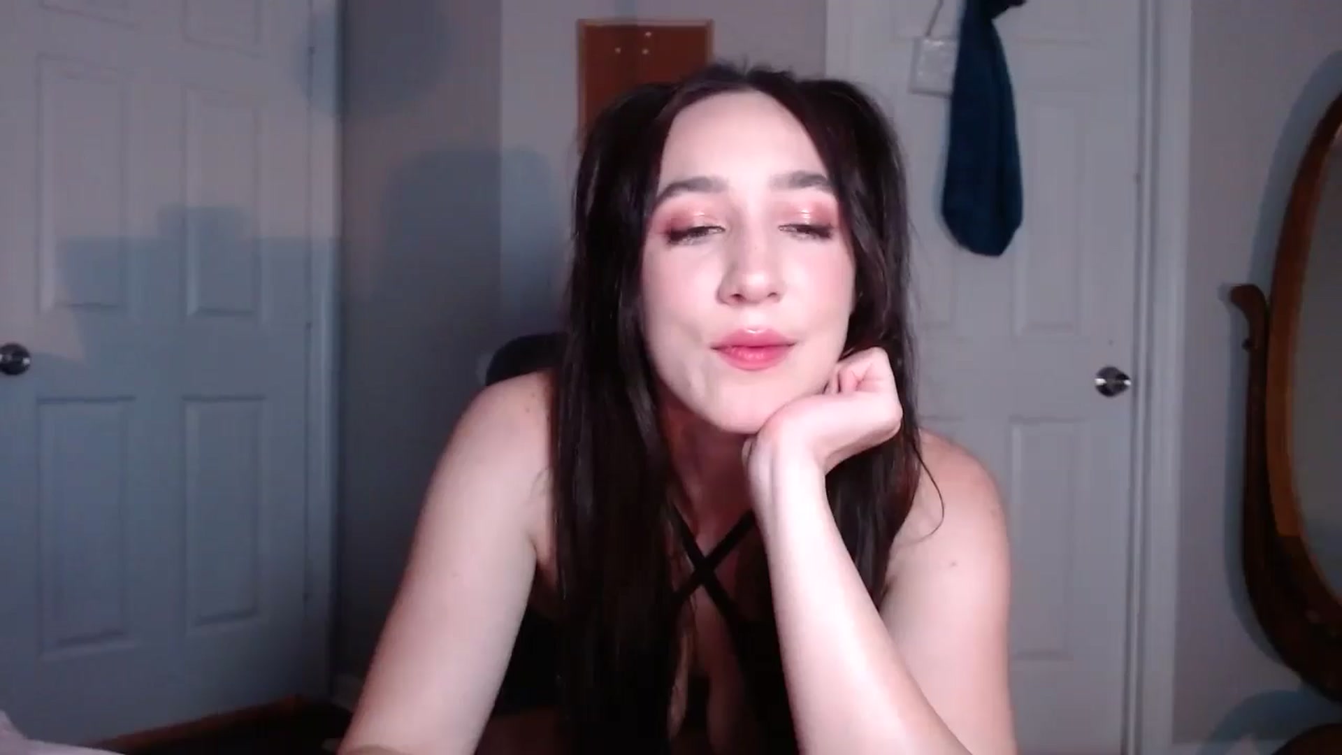 Gallery image thumbnail from Misshoney222's myfreecams stream on, 10/01/2025, 23:17 image 10 of 20