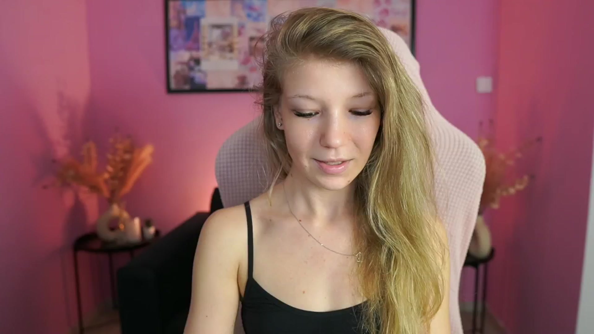 Gallery image thumbnail from Missicute's myfreecams stream on, 04/22/2025, 11:17 image 17 of 20