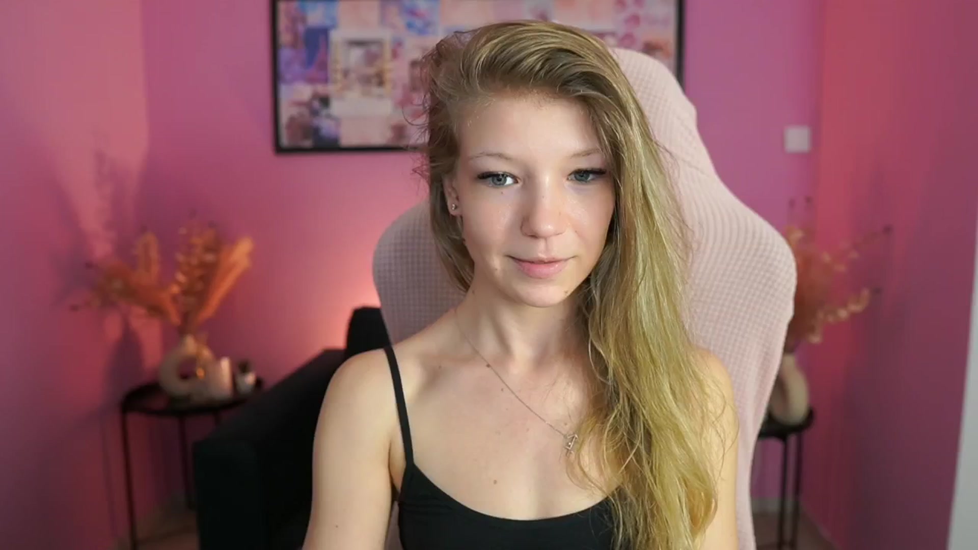 Gallery image thumbnail from Missicute's myfreecams stream on, 04/22/2025, 11:17 image 20 of 20