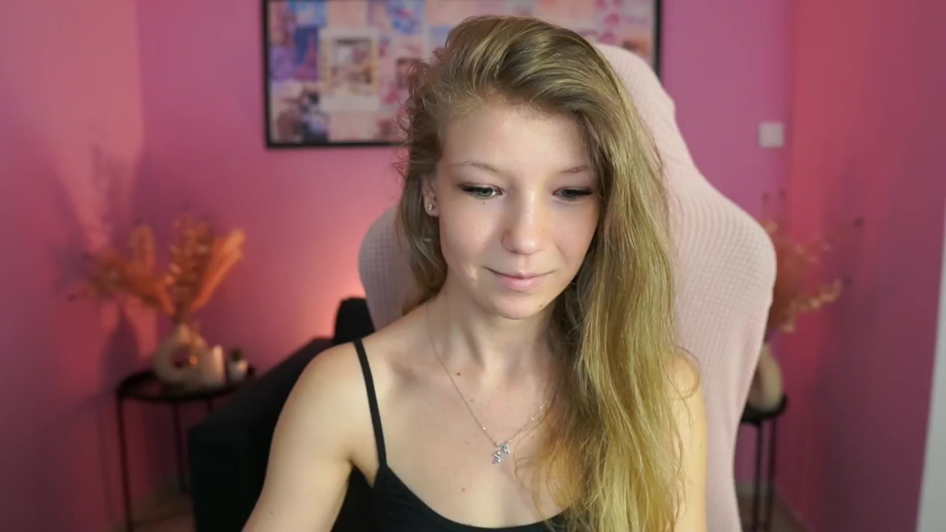 Gallery image thumbnail from Missicute's myfreecams stream on, 04/22/2025, 11:17 image 10 of 20