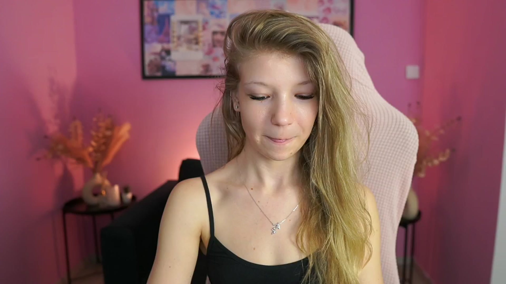 Gallery image thumbnail from Missicute's myfreecams stream on, 04/22/2025, 11:17 image 7 of 20