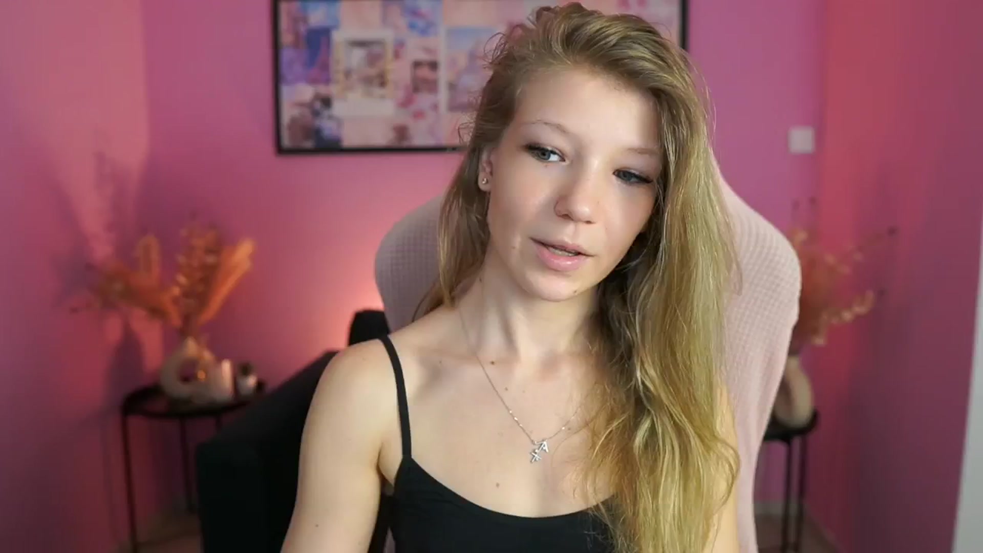Gallery image thumbnail from Missicute's myfreecams stream on, 04/22/2025, 11:17 image 1 of 20