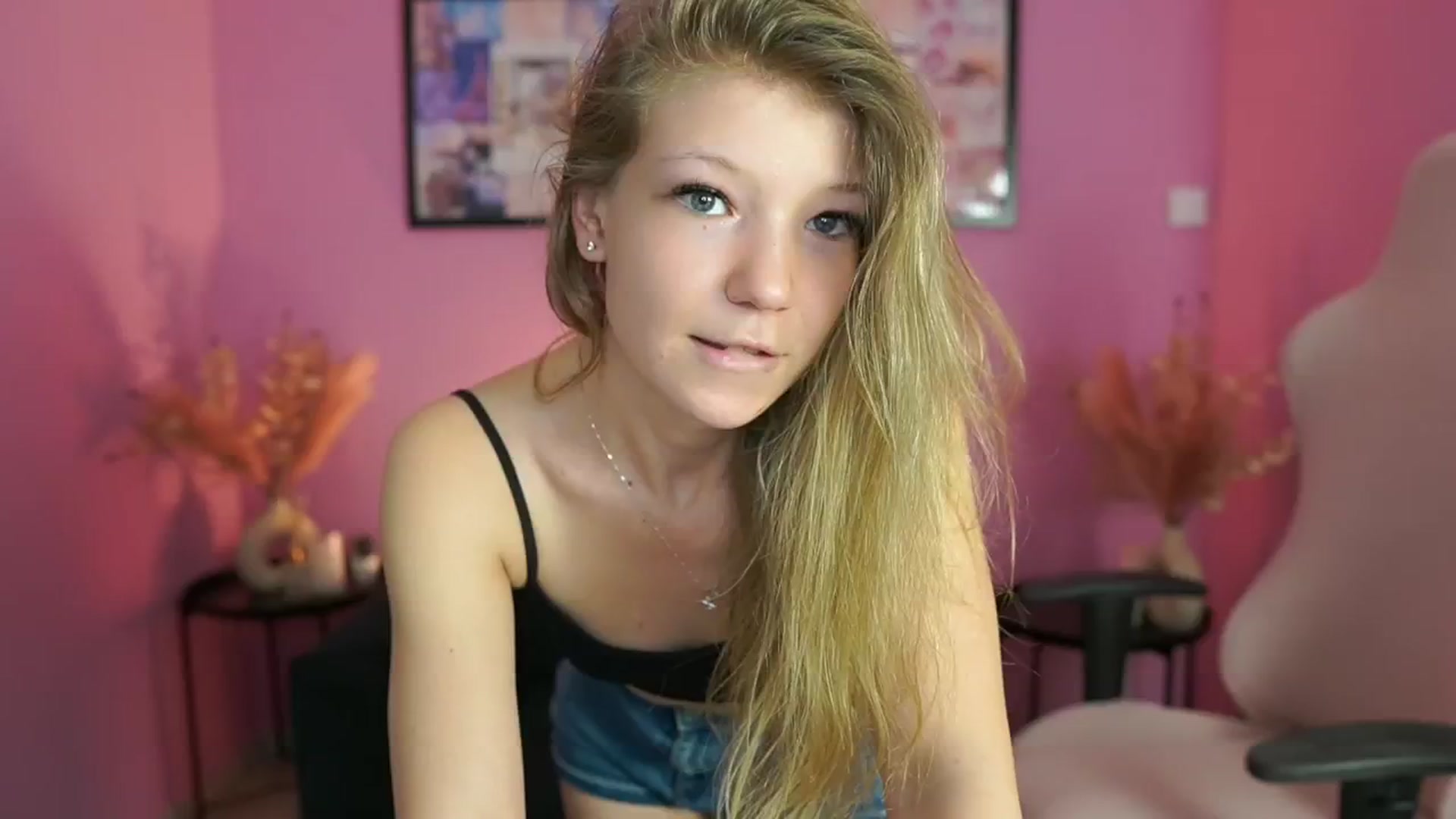 Gallery image thumbnail from Missicute's myfreecams stream on, 04/22/2025, 11:17 image 2 of 20
