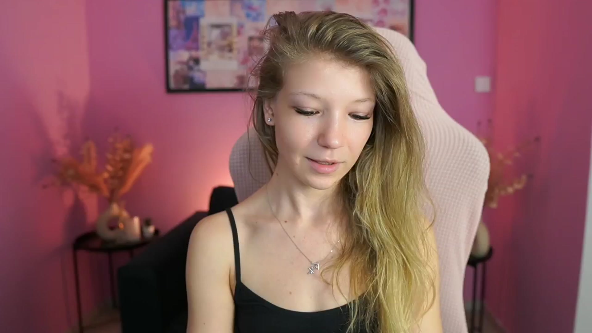 Gallery image thumbnail from Missicute's myfreecams stream on, 04/22/2025, 11:17 image 6 of 20