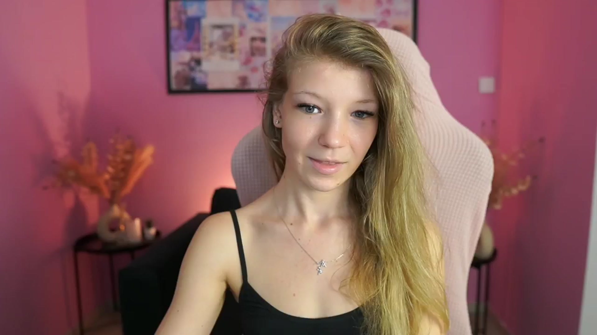 Gallery image thumbnail from Missicute's myfreecams stream on, 04/22/2025, 11:17 image 9 of 20