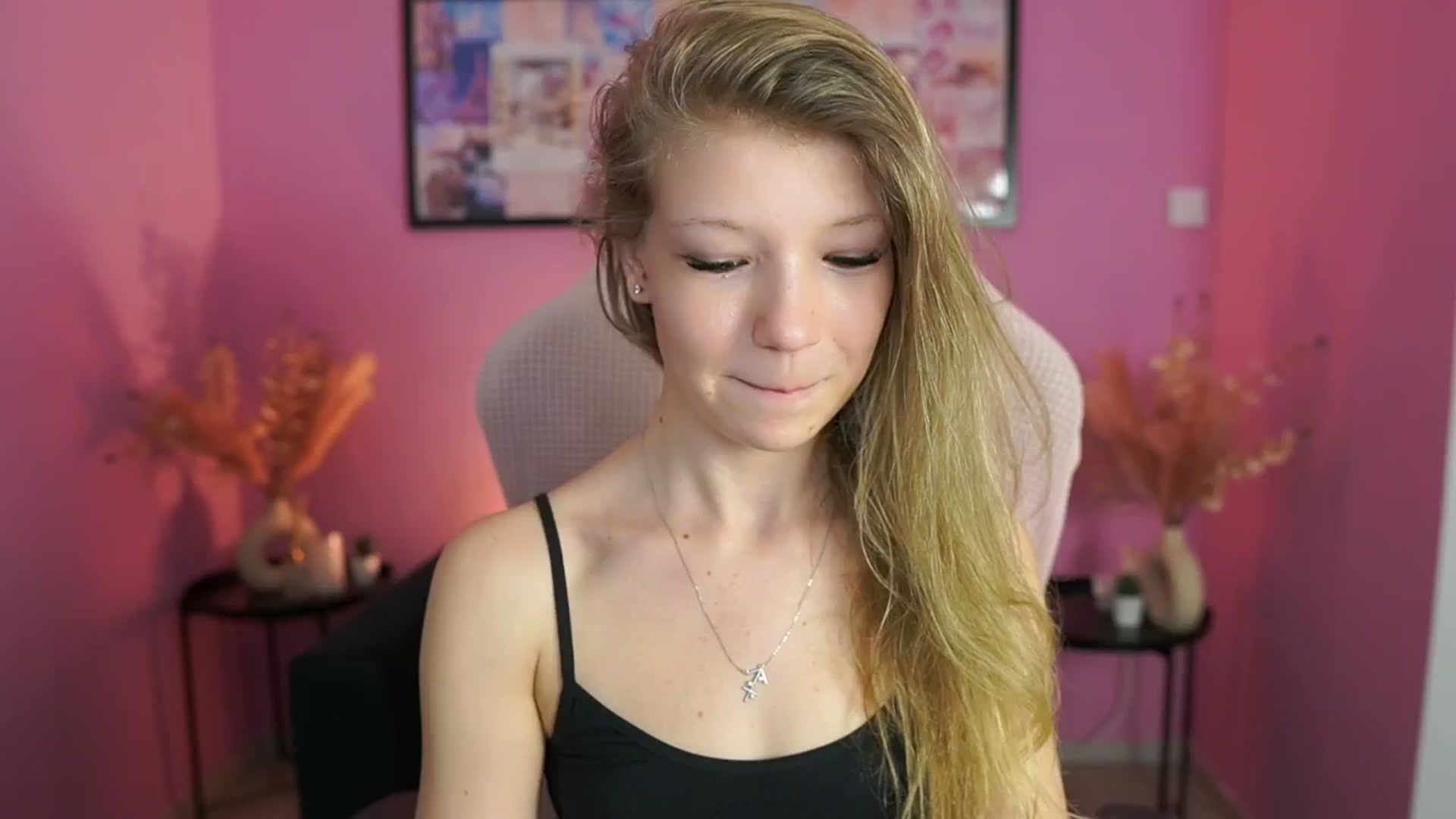 Gallery image thumbnail from Missicute's myfreecams stream on, 04/22/2025, 11:17 image 3 of 20