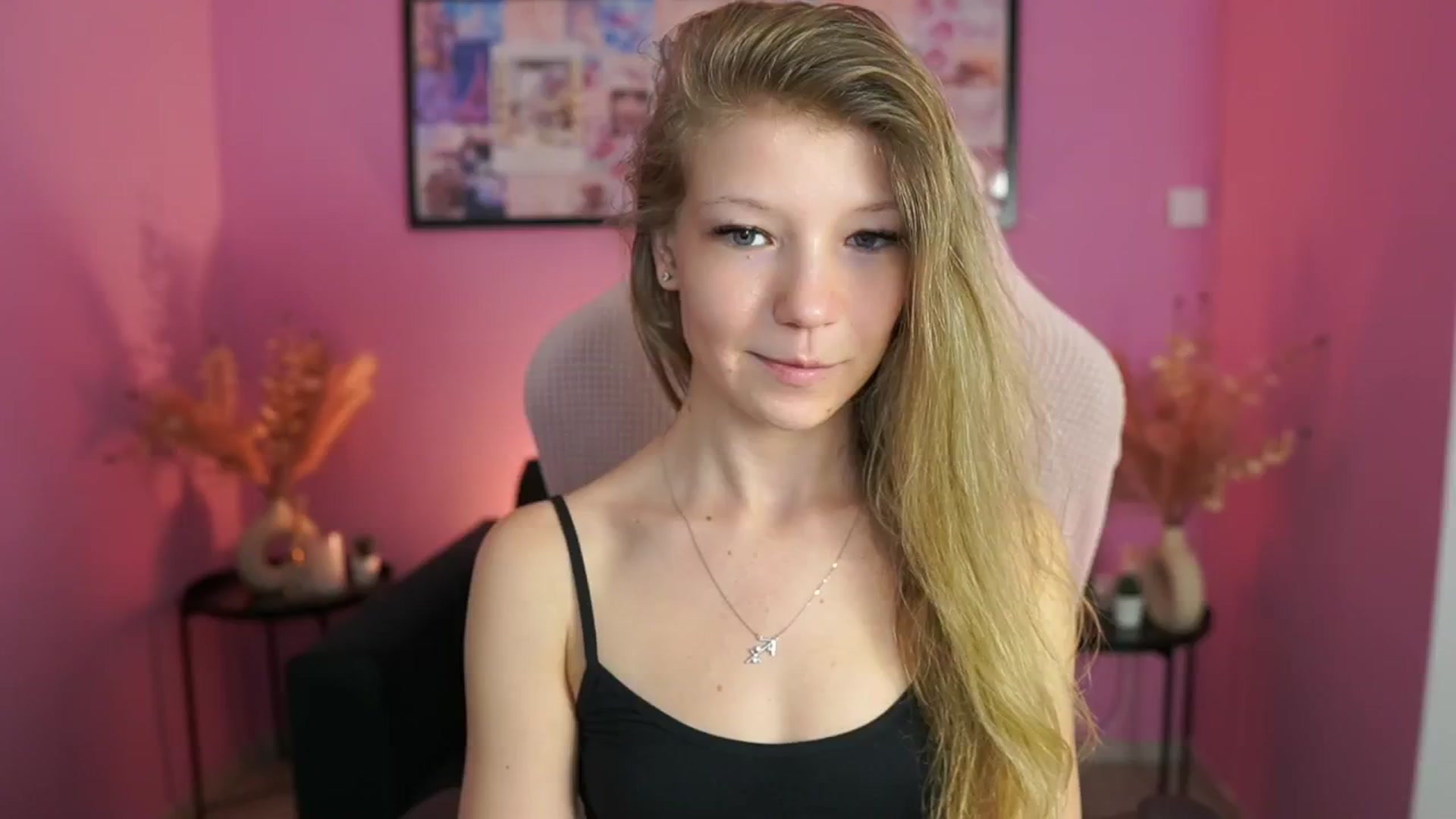 Gallery image thumbnail from Missicute's myfreecams stream on, 04/22/2025, 11:17 image 14 of 20