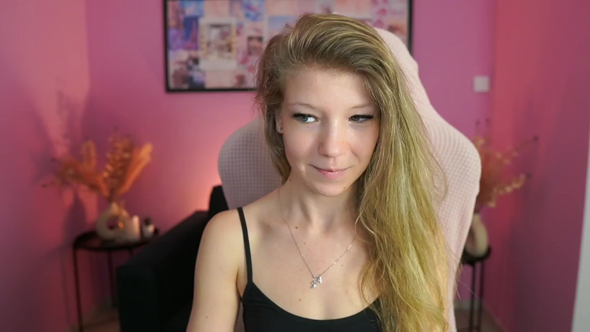 Gallery image thumbnail from Missicute's myfreecams stream on, 04/22/2025, 11:58 image 8 of 20