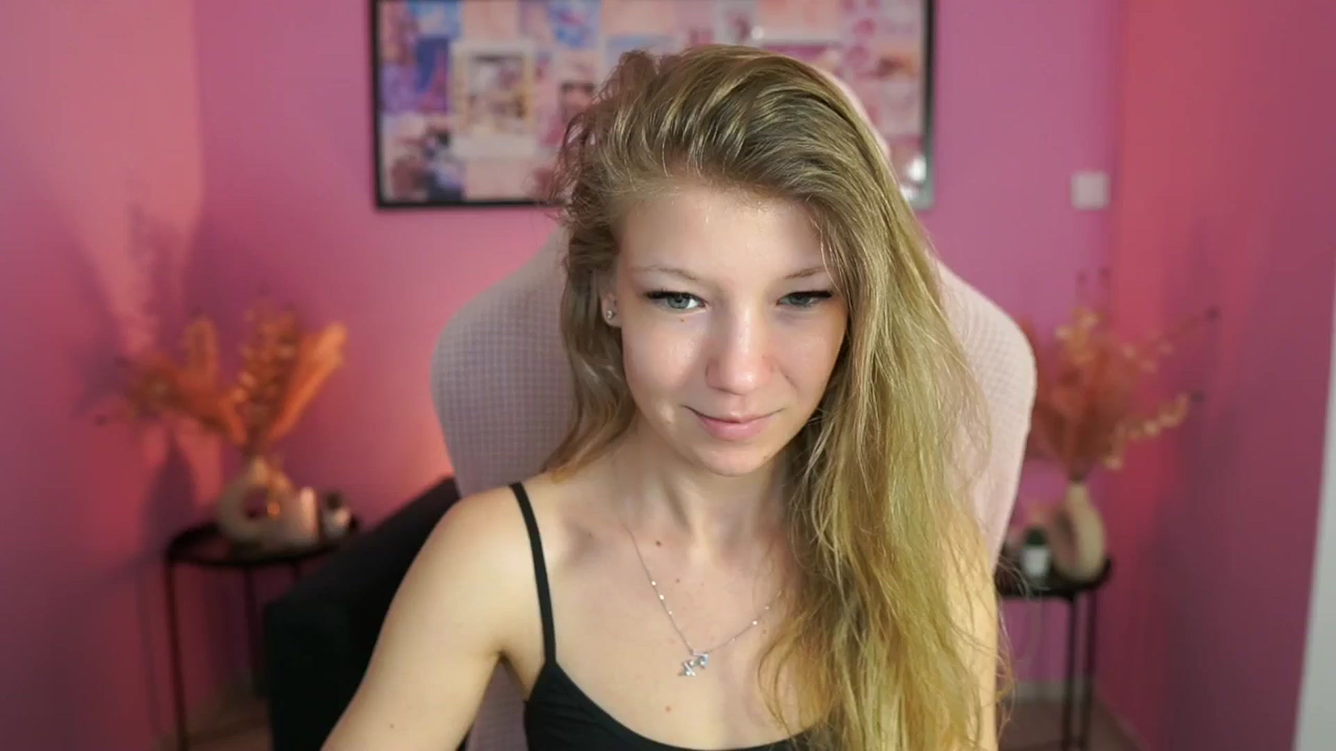 Gallery image thumbnail from Missicute's myfreecams stream on, 04/22/2025, 11:58 image 4 of 20