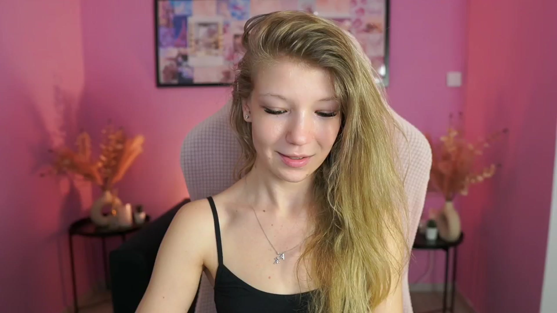 Gallery image thumbnail from Missicute's myfreecams stream on, 04/22/2025, 11:58 image 1 of 20