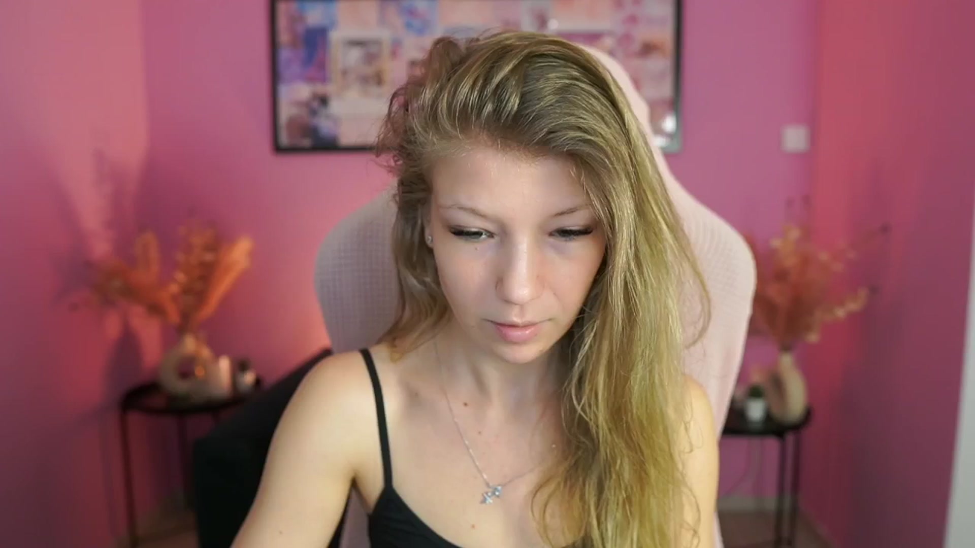 Gallery image thumbnail from Missicute's myfreecams stream on, 04/22/2025, 11:58 image 5 of 20
