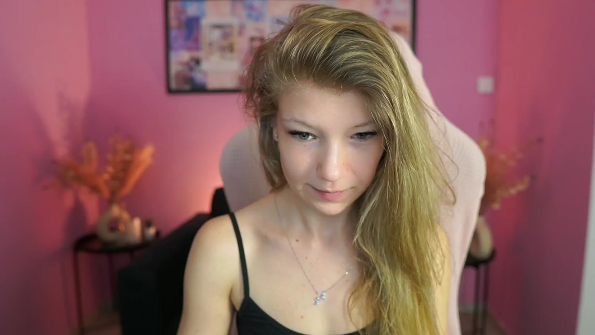 Gallery image thumbnail from Missicute's myfreecams stream on, 04/22/2025, 11:58 image 10 of 20