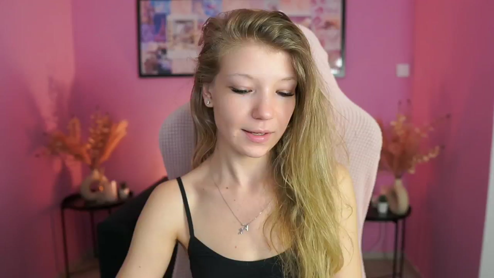 Gallery image thumbnail from Missicute's myfreecams stream on, 04/22/2025, 11:58 image 2 of 20