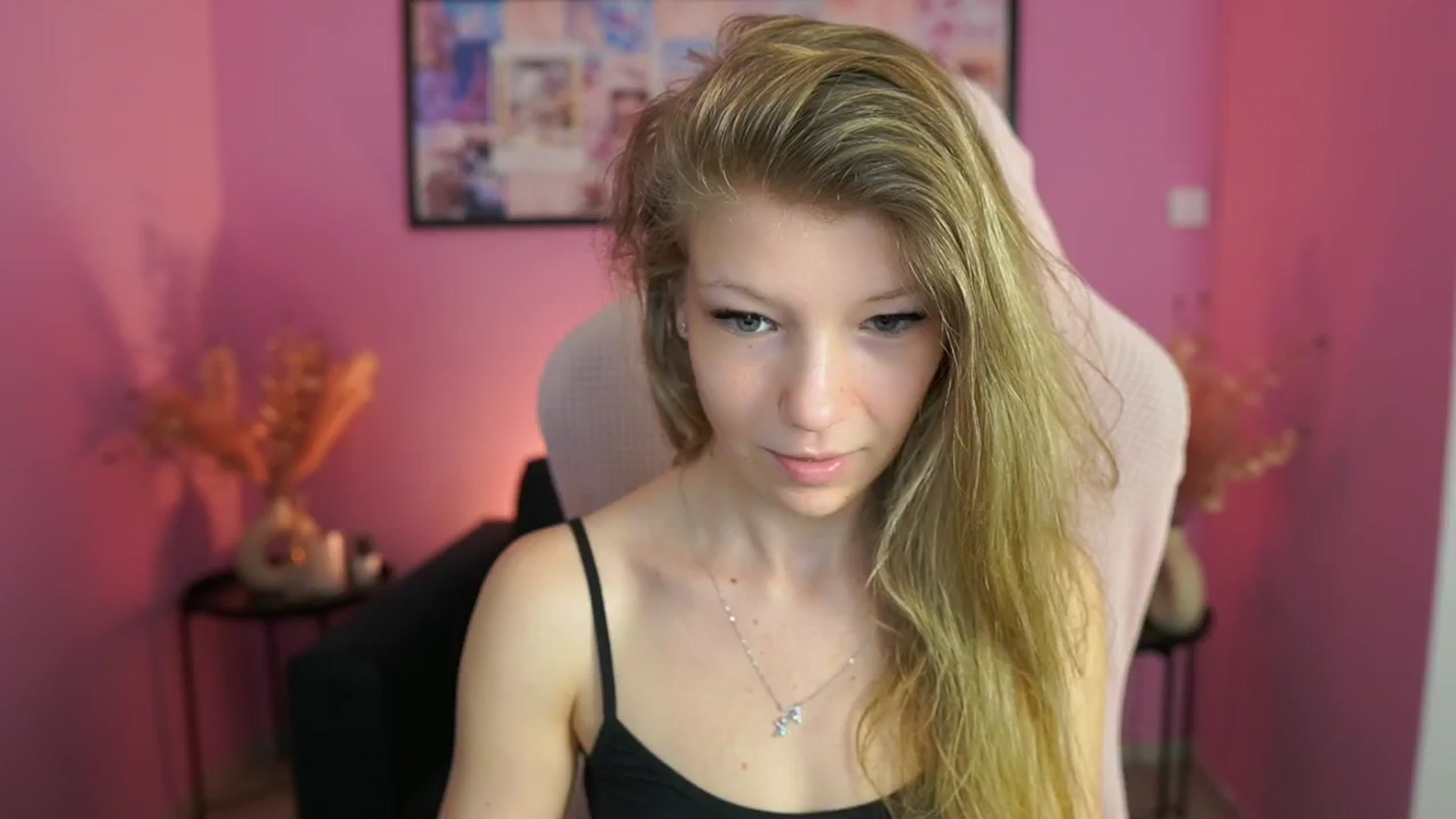 Gallery image thumbnail from Missicute's myfreecams stream on, 04/22/2025, 11:58 image 9 of 20