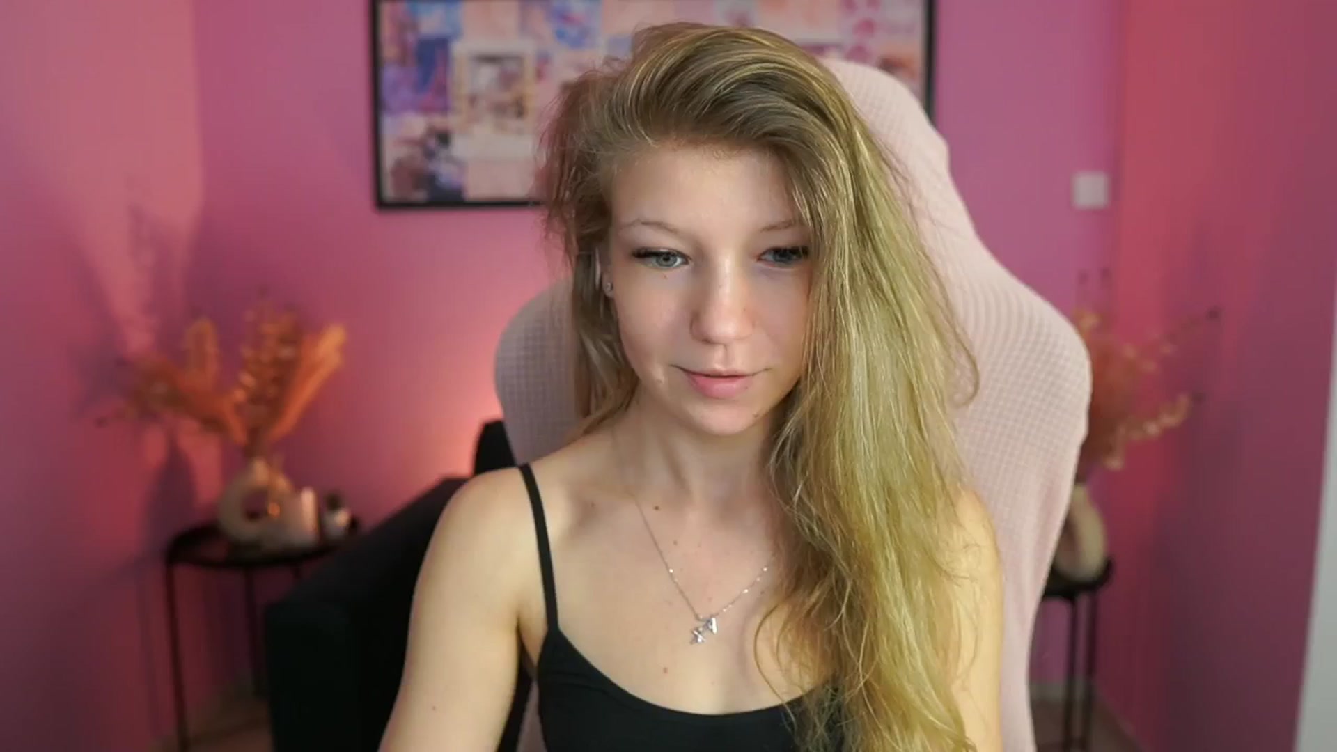 Gallery image thumbnail from Missicute's myfreecams stream on, 04/22/2025, 11:58 image 11 of 20