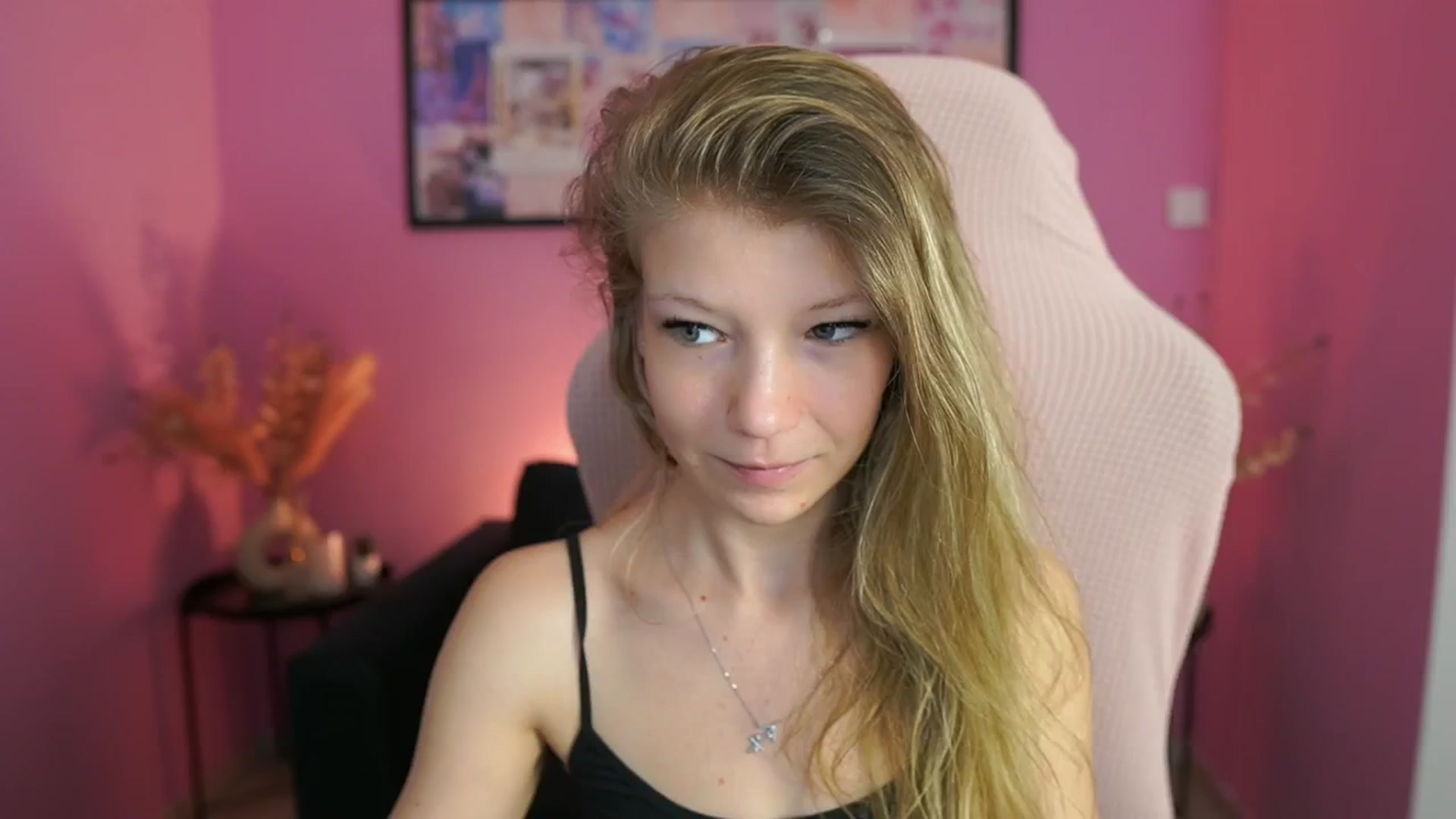 Gallery image thumbnail from Missicute's myfreecams stream on, 04/22/2025, 11:58 image 16 of 20