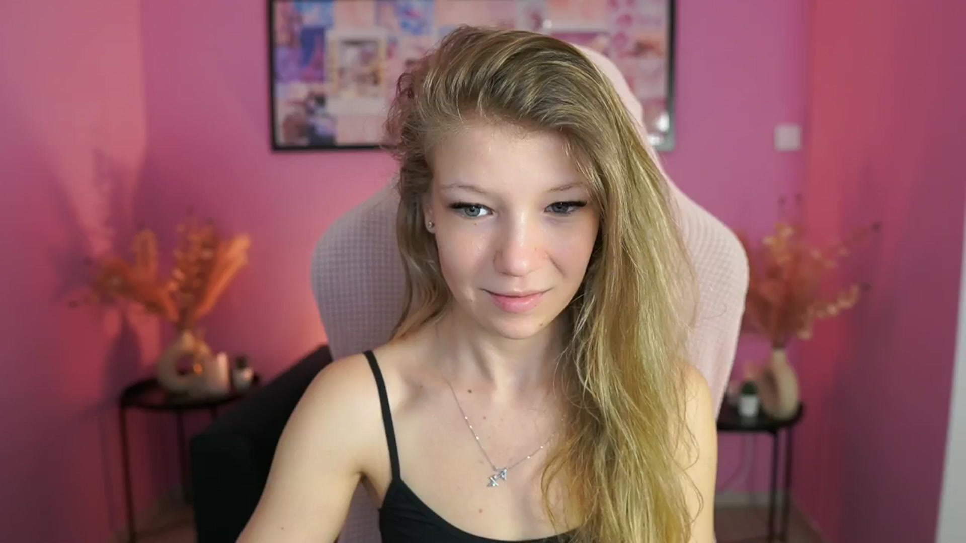 Gallery image thumbnail from Missicute's myfreecams stream on, 04/22/2025, 11:58 image 3 of 20