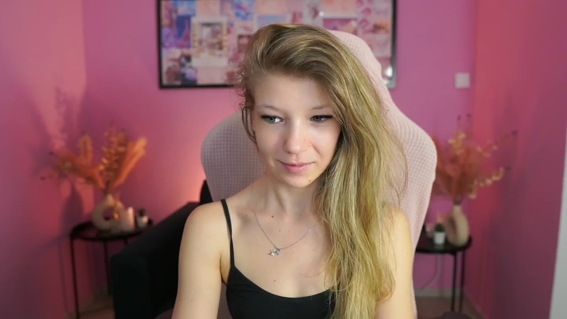 Gallery image thumbnail from Missicute's myfreecams stream on, 04/22/2025, 12:58 image 8 of 20