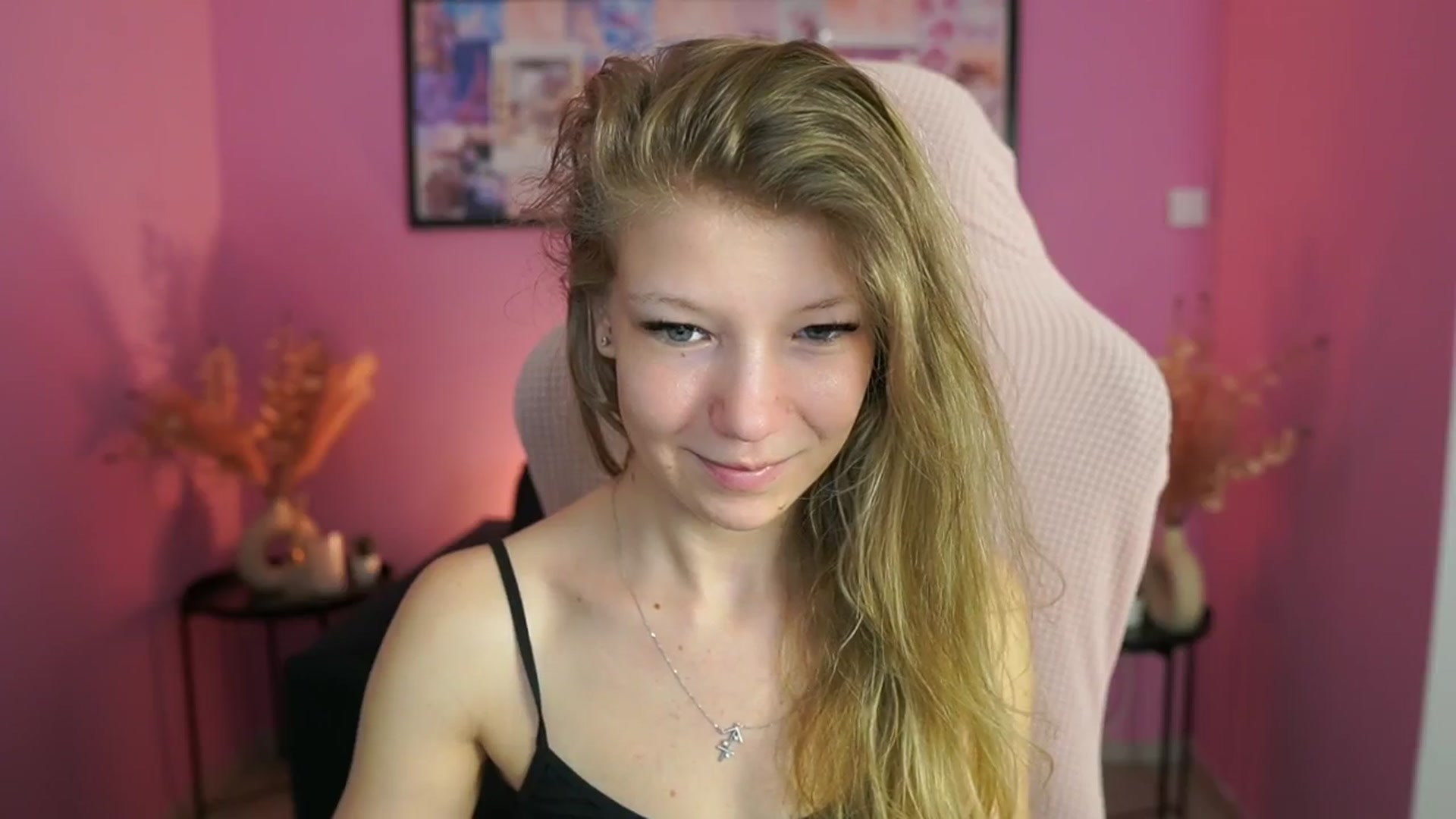 Gallery image thumbnail from Missicute's myfreecams stream on, 04/22/2025, 12:58 image 11 of 20