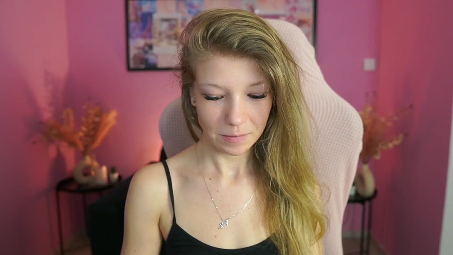 Gallery image thumbnail from Missicute's myfreecams stream on, 04/22/2025, 12:58 image 10 of 20
