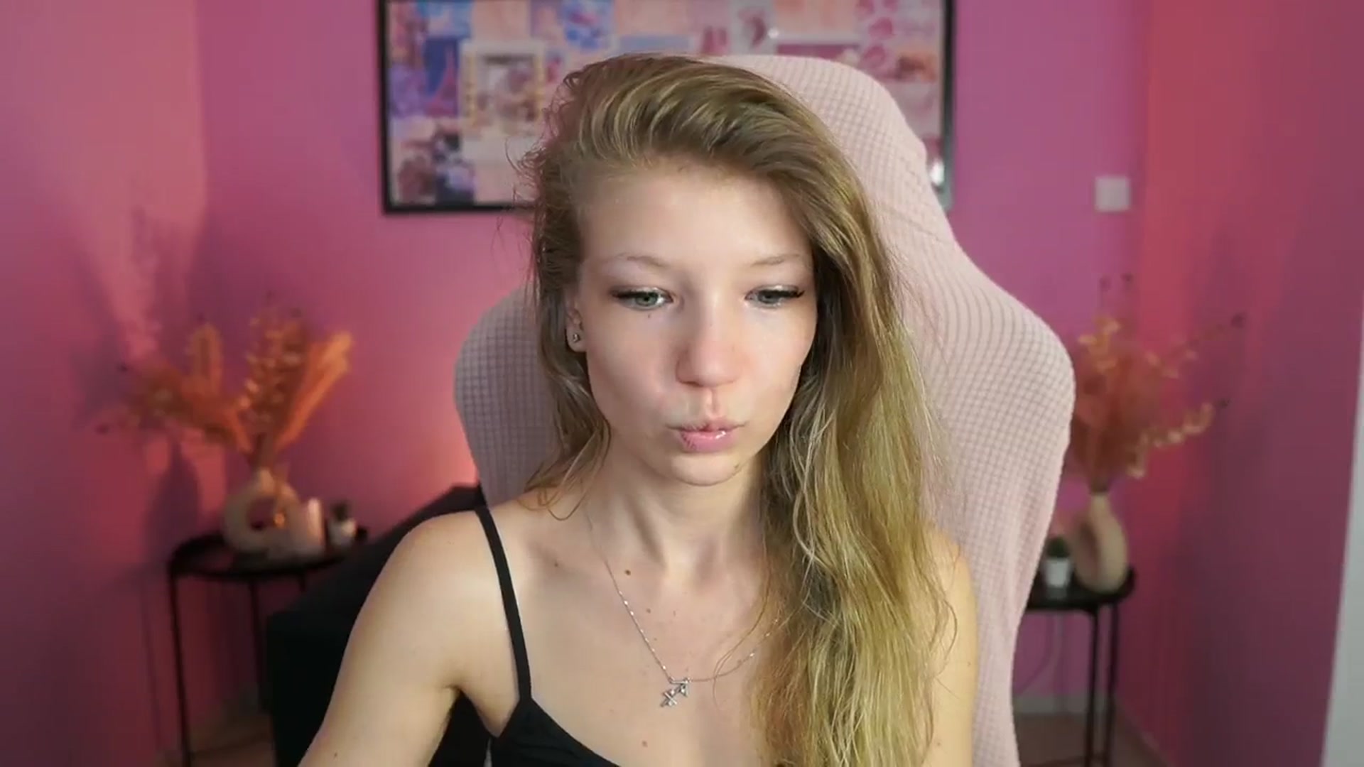 Gallery image thumbnail from Missicute's myfreecams stream on, 04/22/2025, 12:58 image 15 of 20