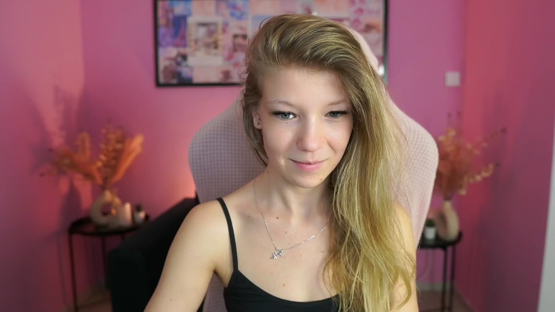 Gallery image thumbnail from Missicute's myfreecams stream on, 04/22/2025, 12:58 image 6 of 20