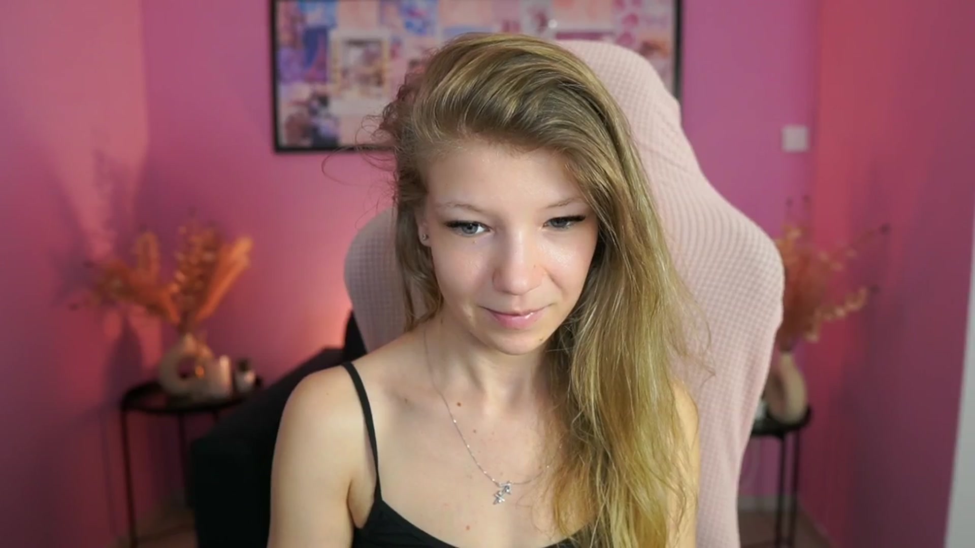 Gallery image thumbnail from Missicute's myfreecams stream on, 04/22/2025, 12:58 image 12 of 20