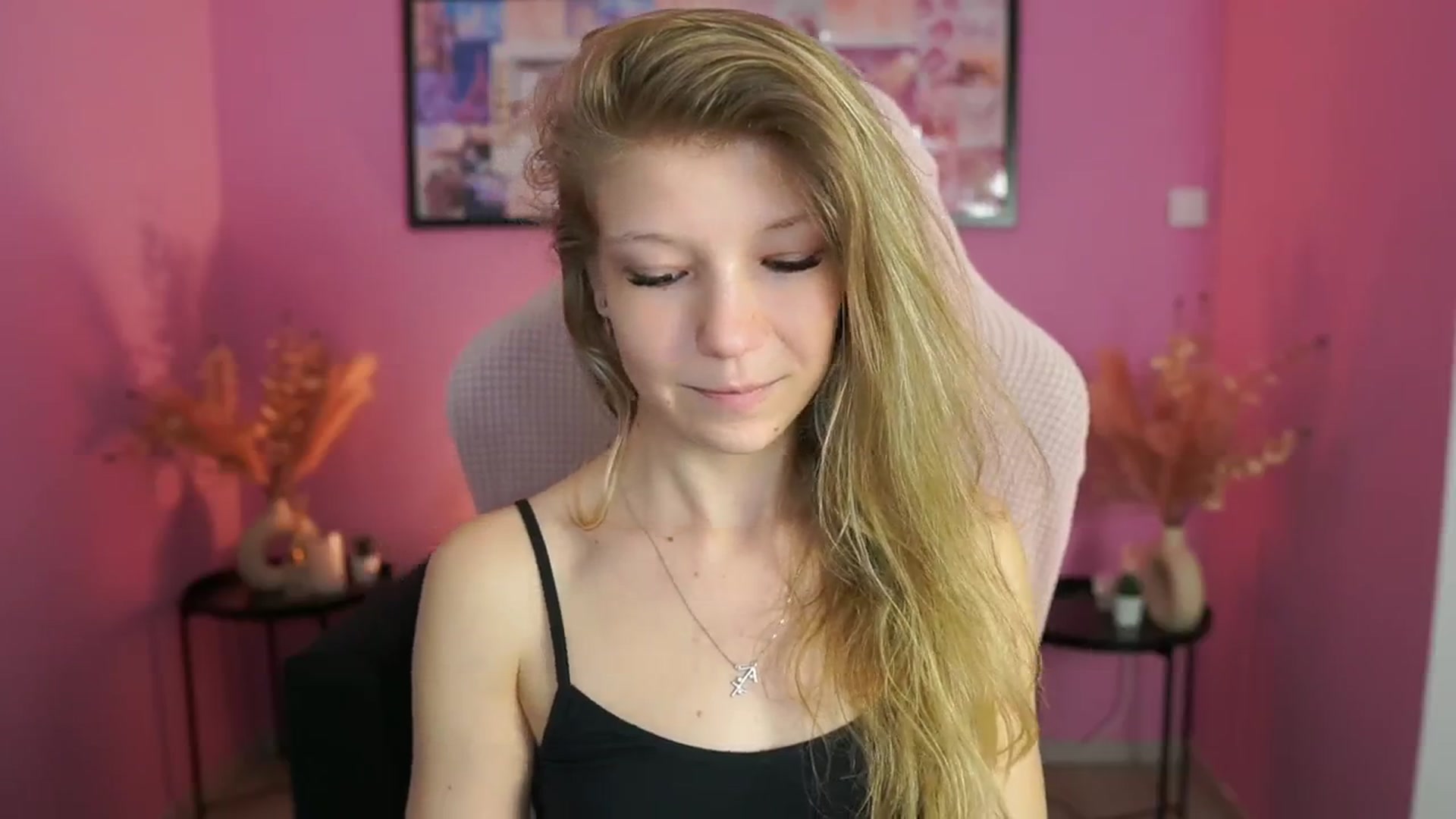 Gallery image thumbnail from Missicute's myfreecams stream on, 04/22/2025, 12:58 image 18 of 20