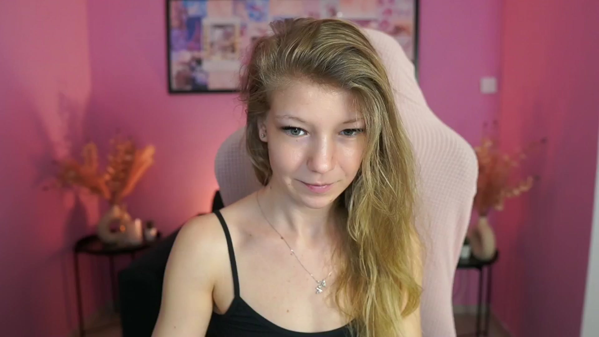 Gallery image thumbnail from Missicute's myfreecams stream on, 04/22/2025, 12:58 image 1 of 20