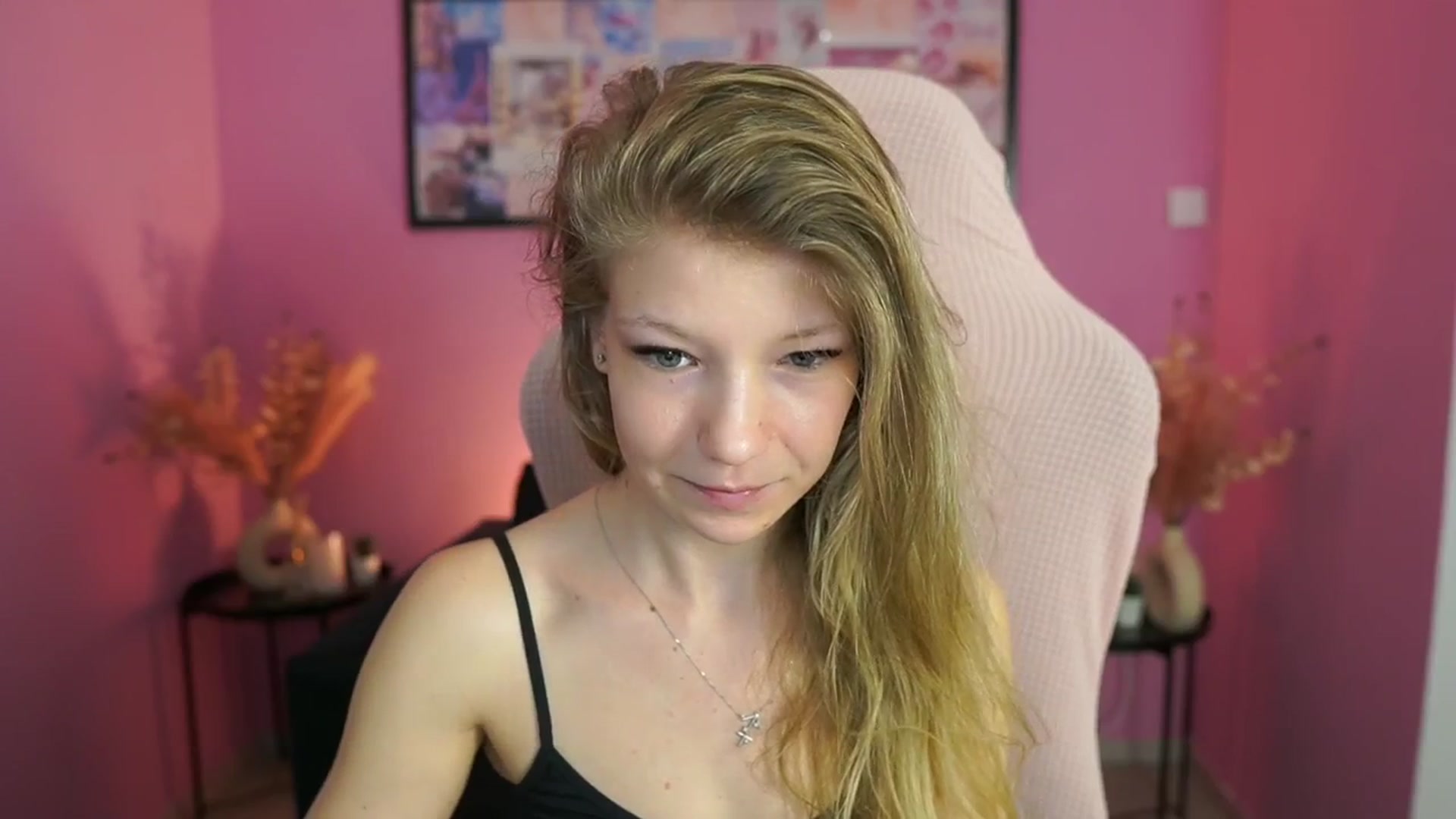 Gallery image thumbnail from Missicute's myfreecams stream on, 04/22/2025, 12:58 image 2 of 20