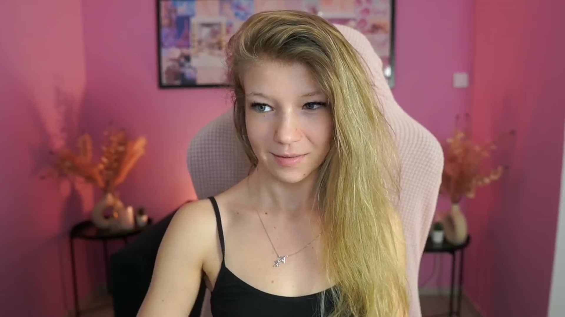 Gallery image thumbnail from Missicute's myfreecams stream on, 04/22/2025, 12:58 image 13 of 20