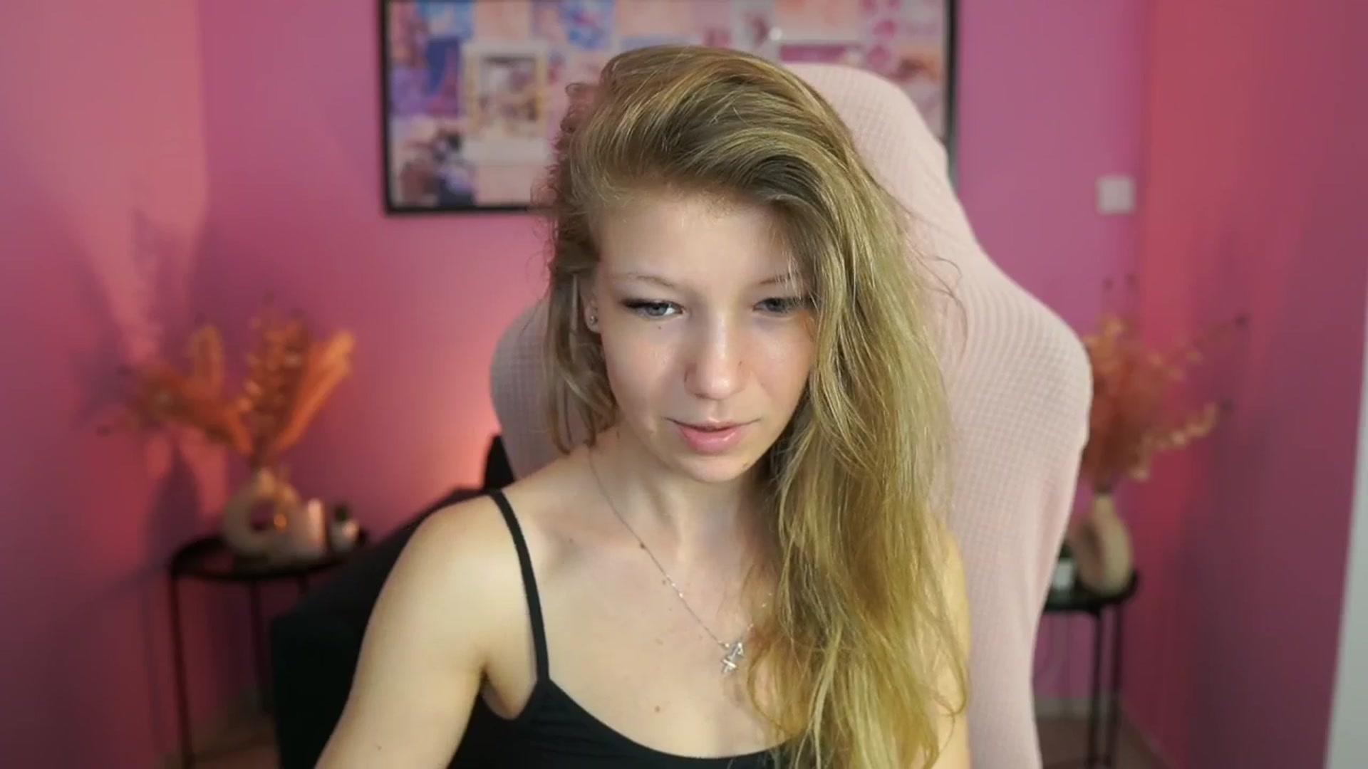 Gallery image thumbnail from Missicute's myfreecams stream on, 04/22/2025, 12:58 image 3 of 20
