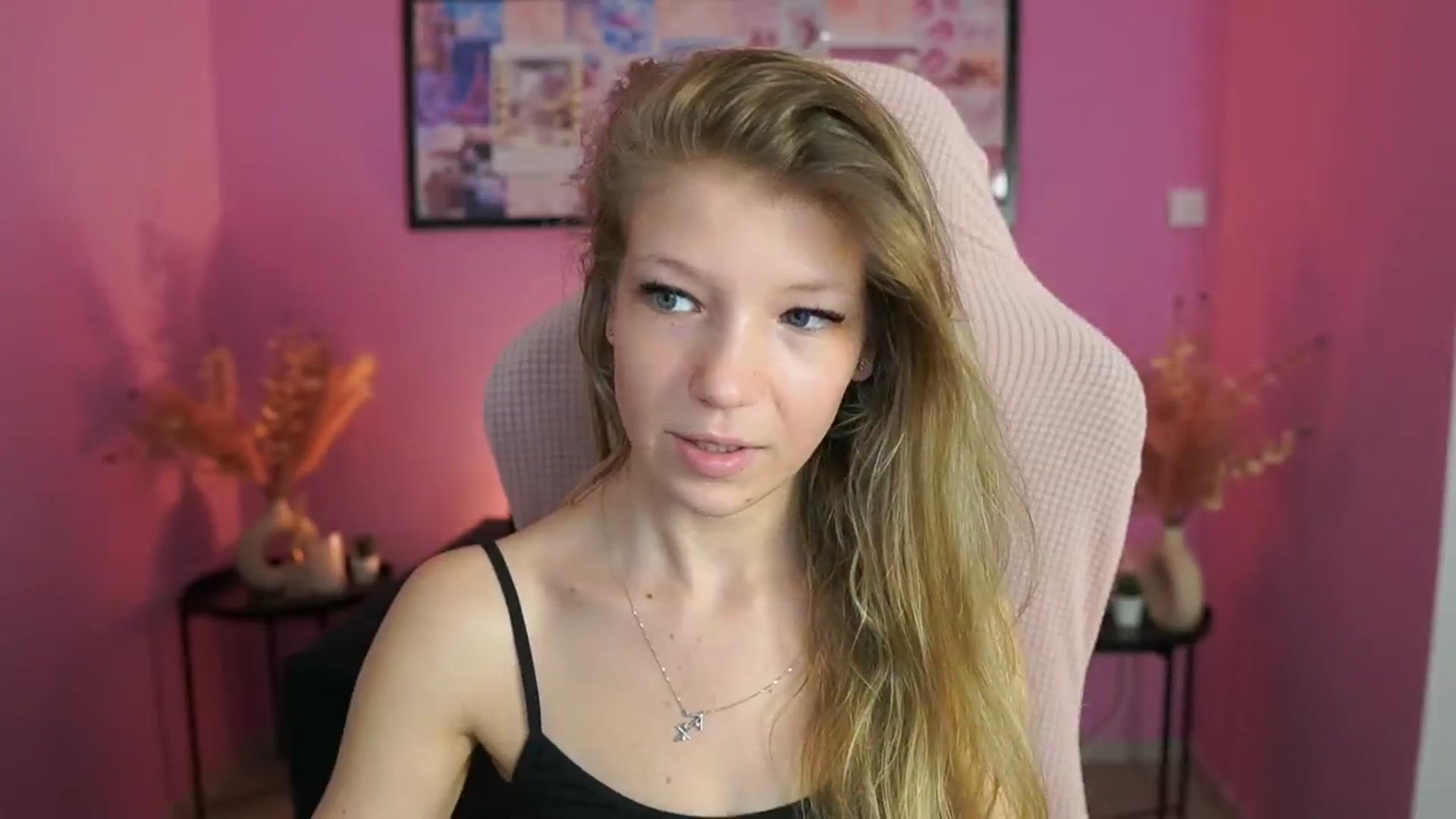 Gallery image thumbnail from Missicute's myfreecams stream on, 04/22/2025, 12:58 image 14 of 20