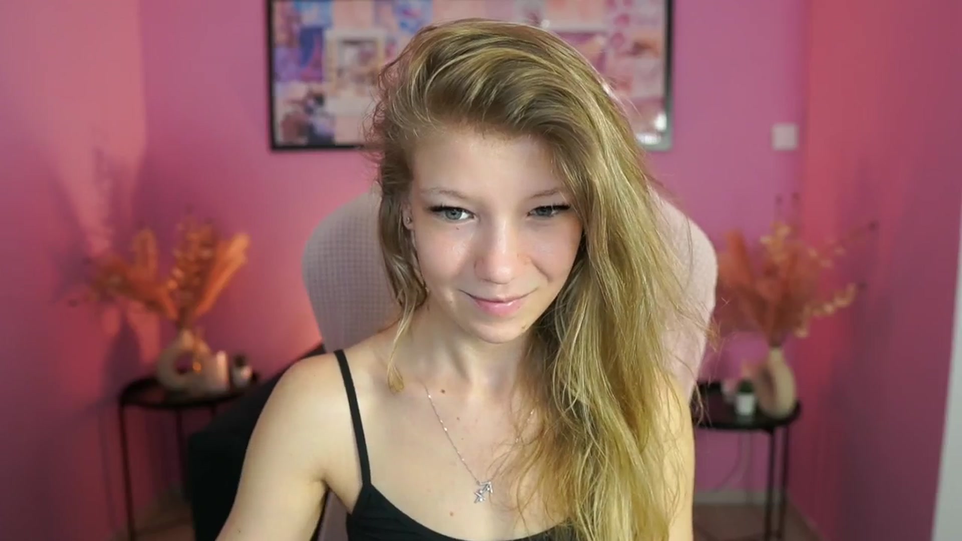 Gallery image thumbnail from Missicute's myfreecams stream on, 04/22/2025, 12:58 image 19 of 20